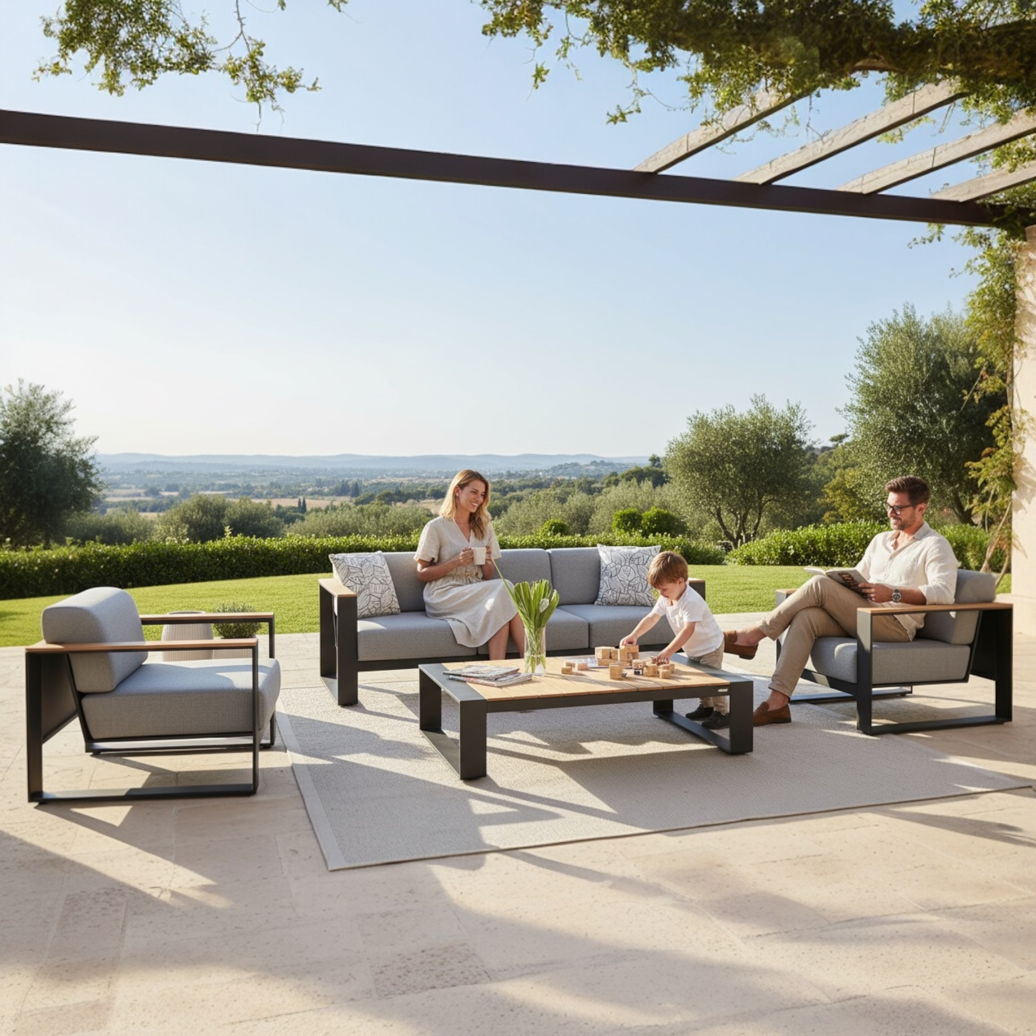 Canapé de jardin cinq places modulable au design italien, structure aluminium noire et accoudoirs en teck SFC, coussins en.