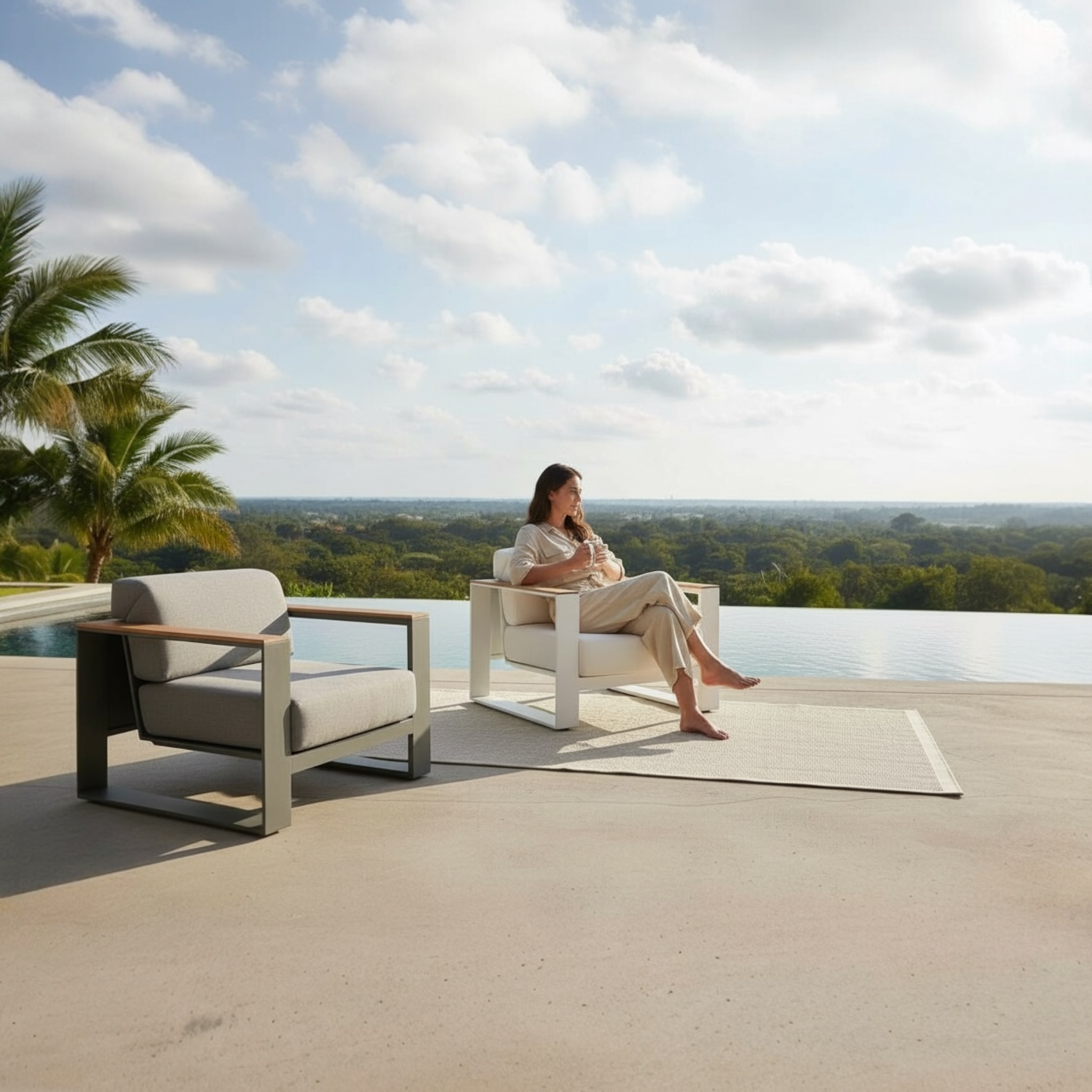 Fauteuil de jardin SOFY en aluminium gris foncé et Teck SFC clair, coussin déhoussable en tissu acrylique beige, design.