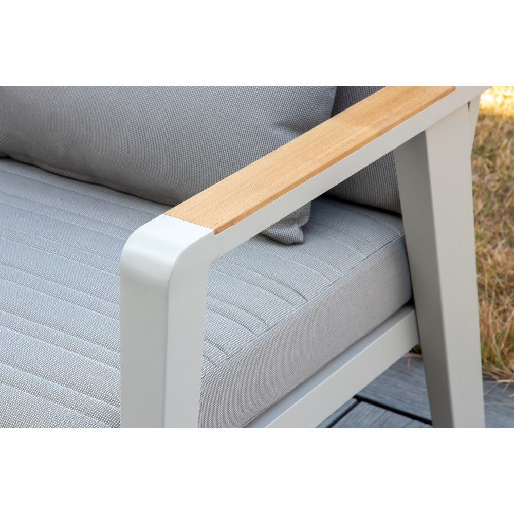 Accoudoir en aluminium haut de gamme blanc mat fusionné avec une finition teck FSC naturelle, coussins en tissu oléfine gris.