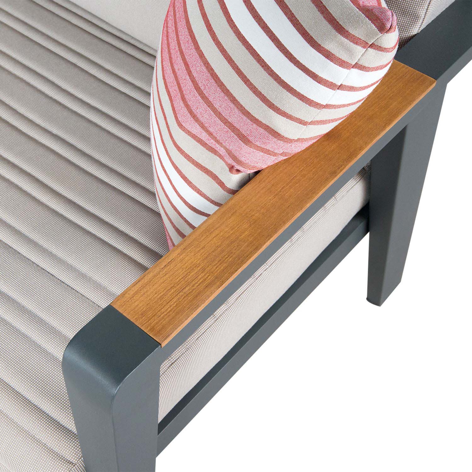 Détail d'accoudoir en aluminium haut de gamme noir mat et teck FSC naturel, coussin en tissu oléfine beige avec housse.