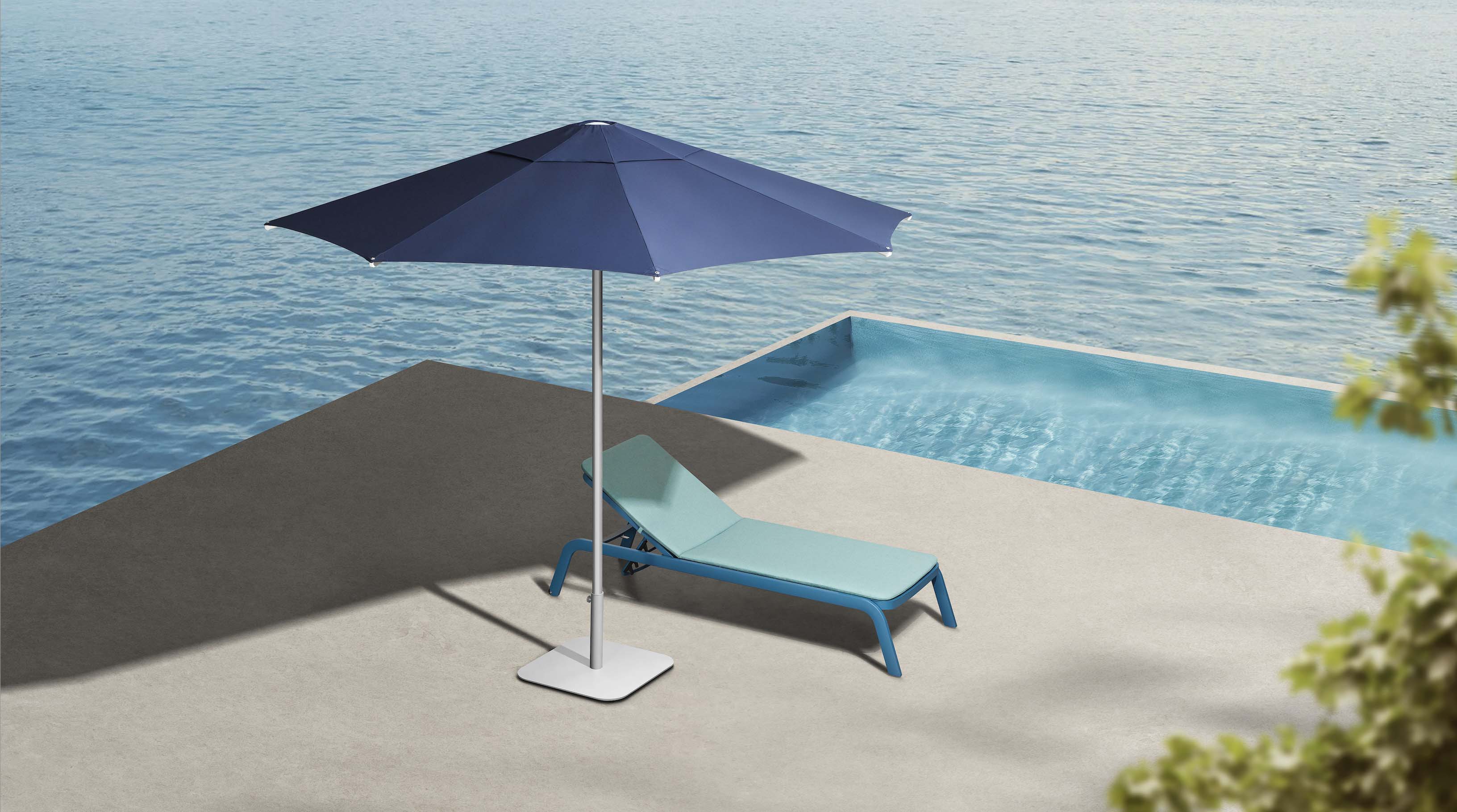 Bain de soleil extérieur empilable en aluminium haut de gamme bleu avec peinture époxy, design innovant, près d’une piscine.