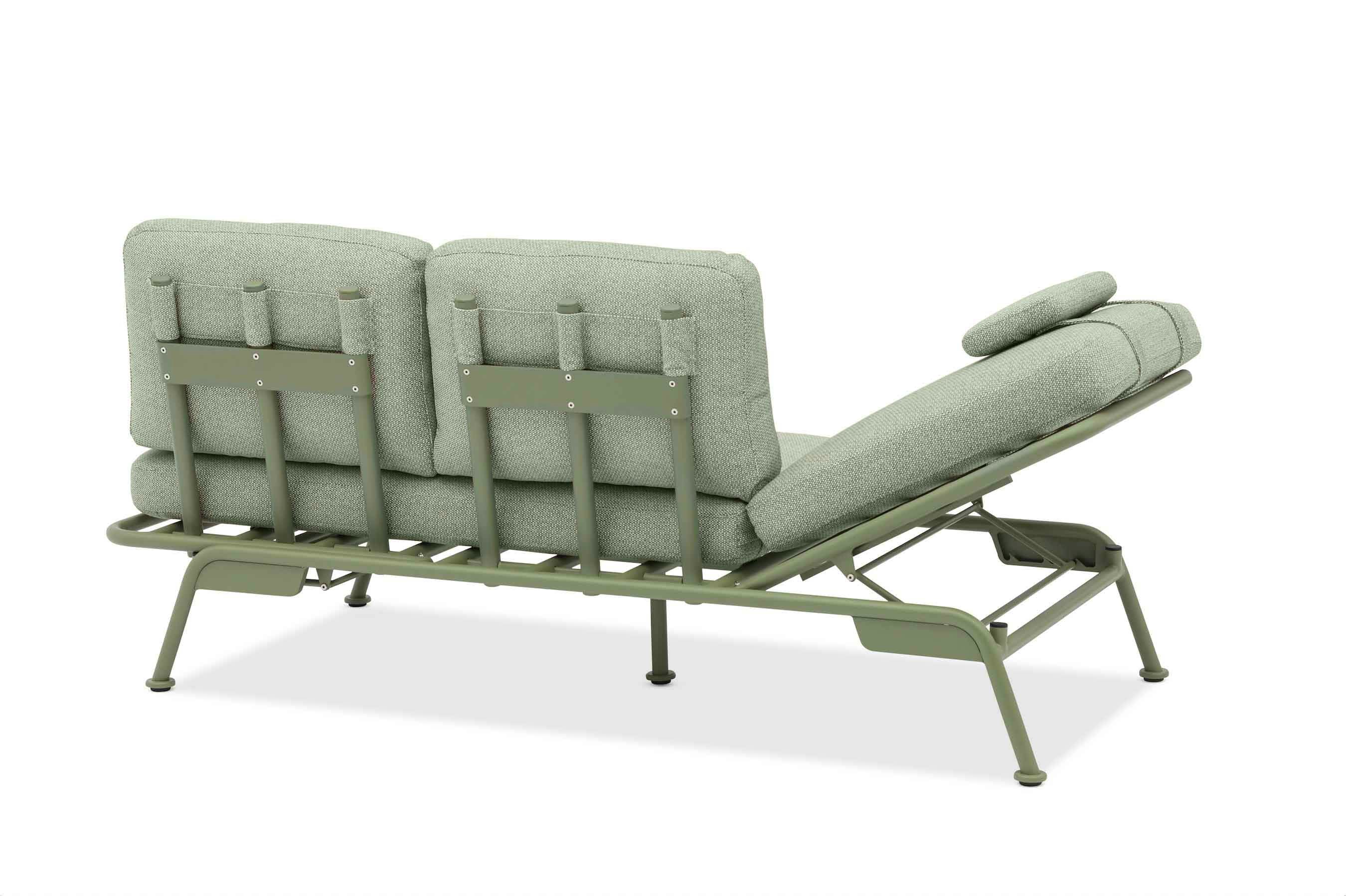 Salon modulable Sunny en aluminium vert mat, coussins épais vert olive, dossier pliable, design belge, luxe et innovation.