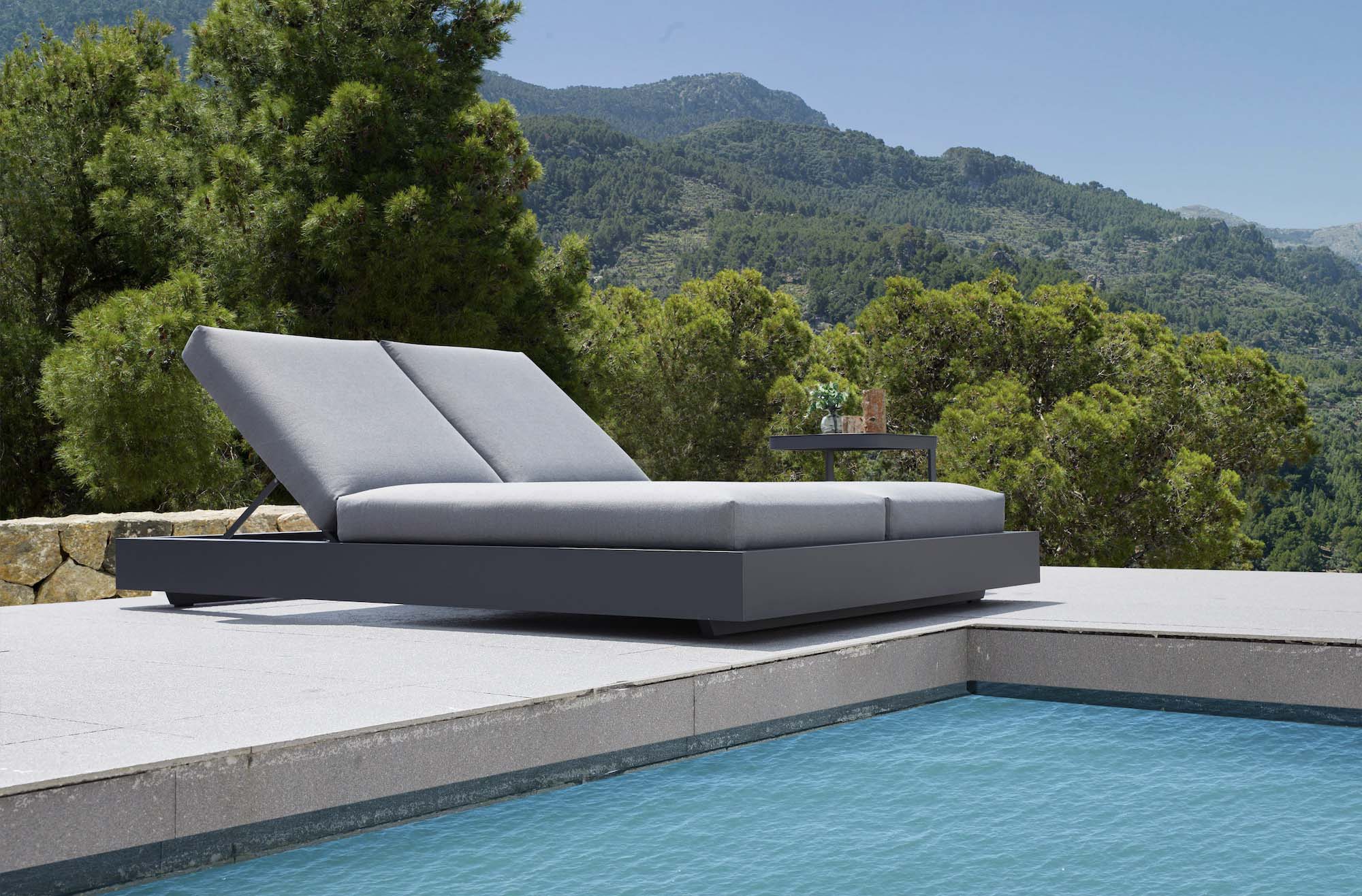 Lit de piscine double luxe en aluminium haut de gamme noir avec coussins gris en tissu 100% oléfine.