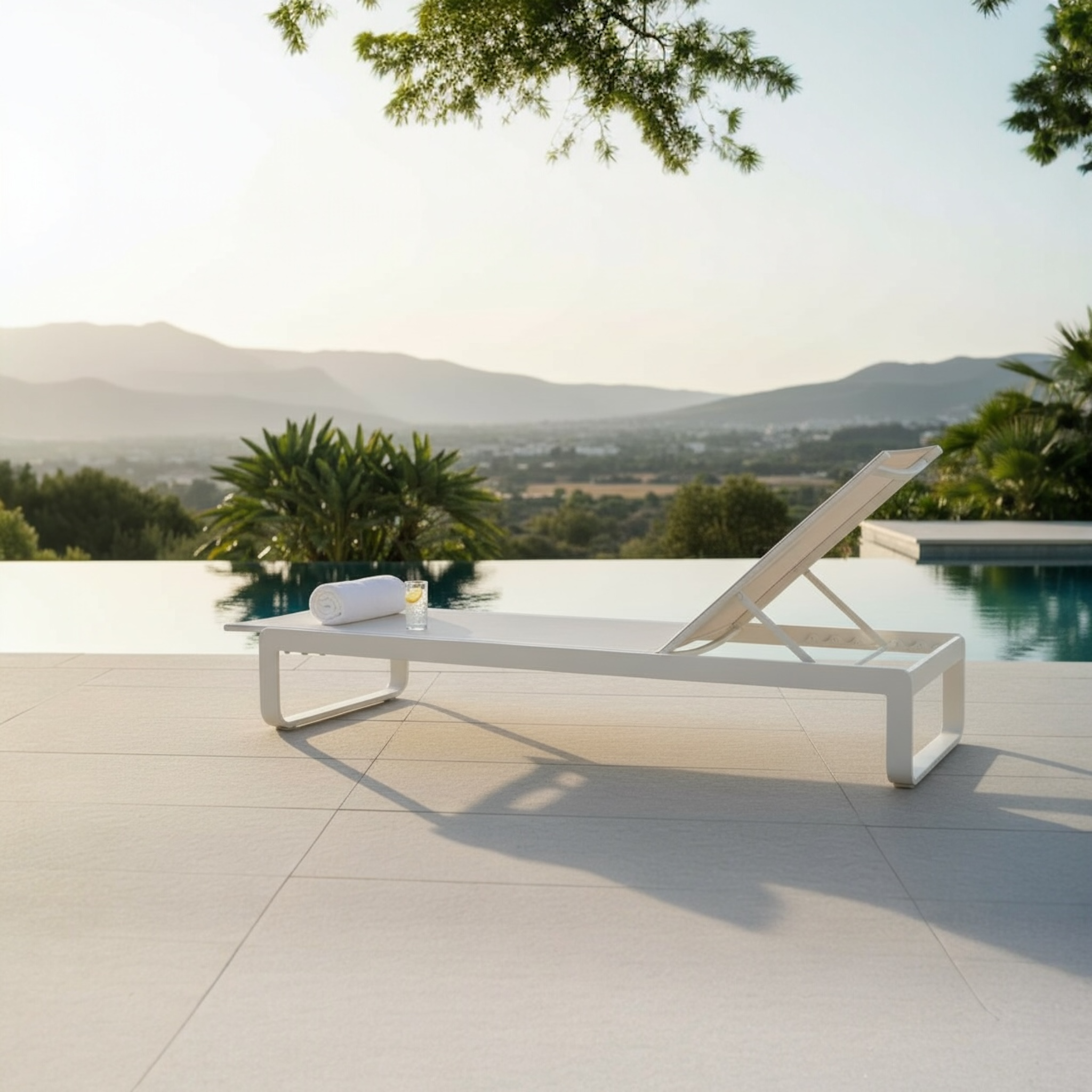 Bain de soleil en aluminium haut de gamme avec toile blanche en textilène, cadre épuré à peinture époxy, roulettes.