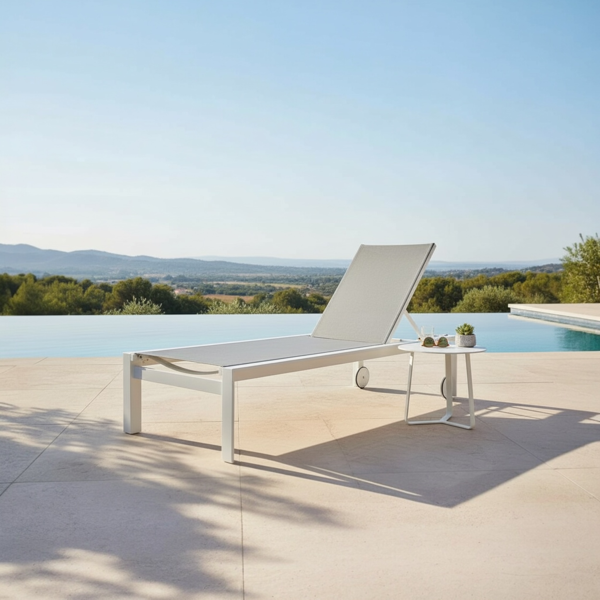 Bain de soleil élégant en aluminium haut de gamme blanc avec textilène gris clair, peinture époxy résistante, structure fine.