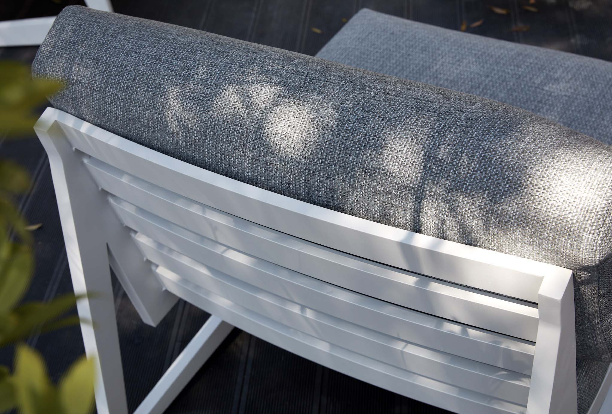Salon de jardin d'angle avec structure aluminium inoxydable blanc mat, coussins gris en mousse Quick Dry Foam, design.