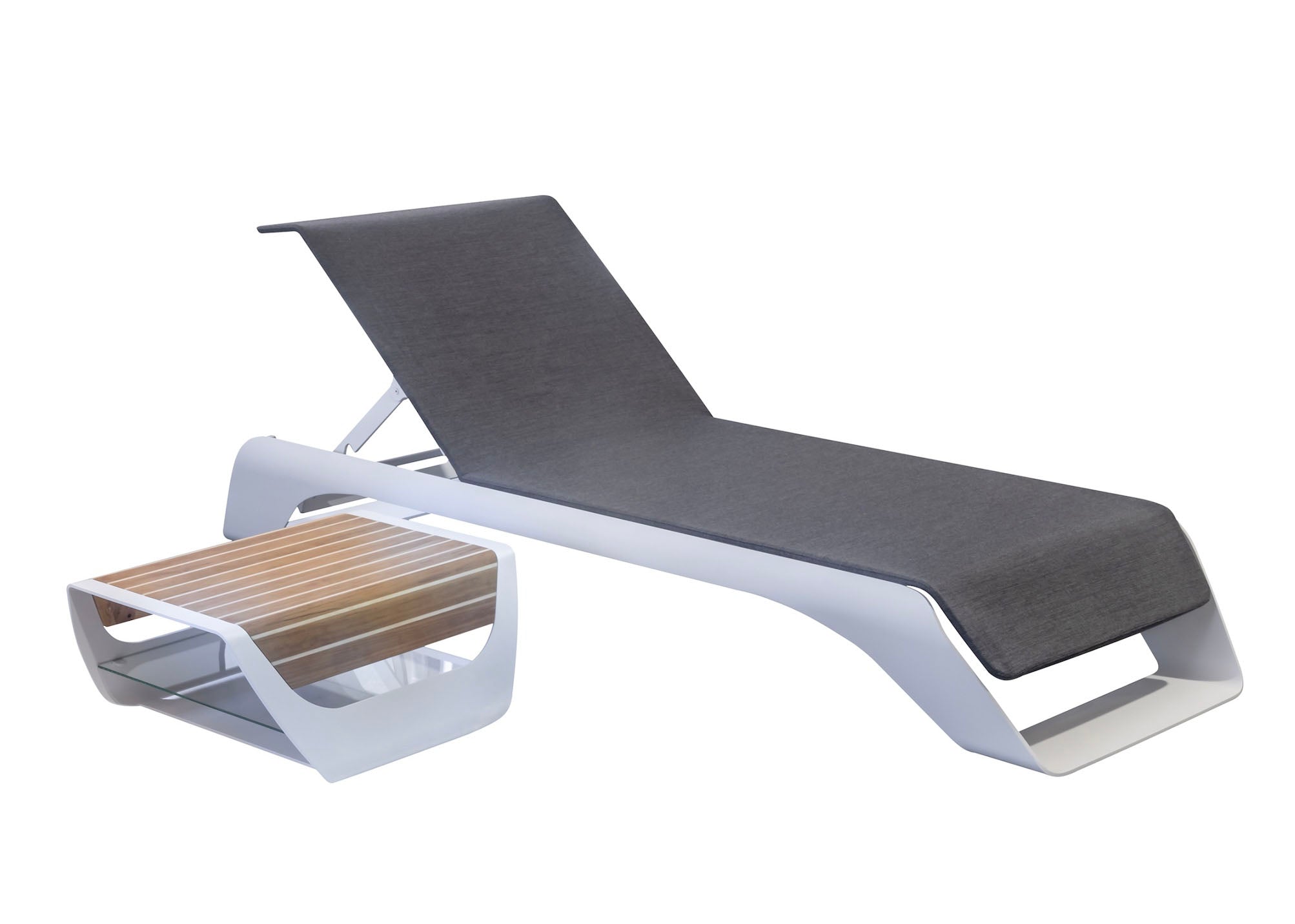 Bain de soleil blanc en aluminium design par PININFARINA avec lignes courbées élégantes, dossier réglable, assise en tissu.