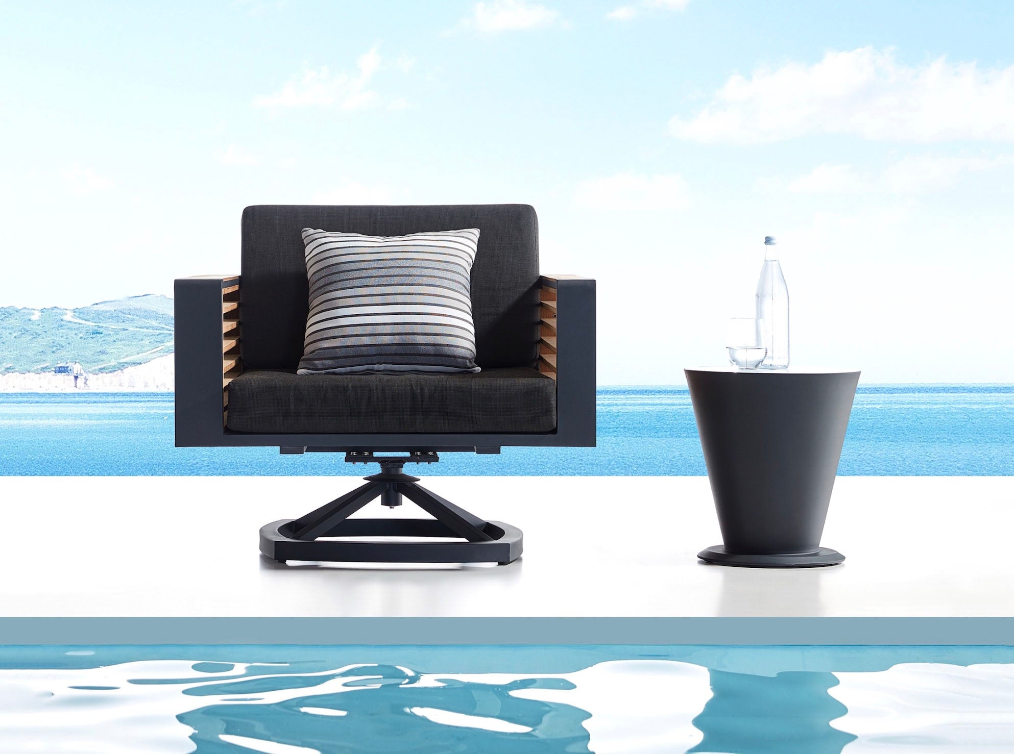 Fauteuil pivotant en aluminium avec accoudoirs en Teck FSC, coussins déhoussables en tissu 100% Oléfine déperlant couleur.