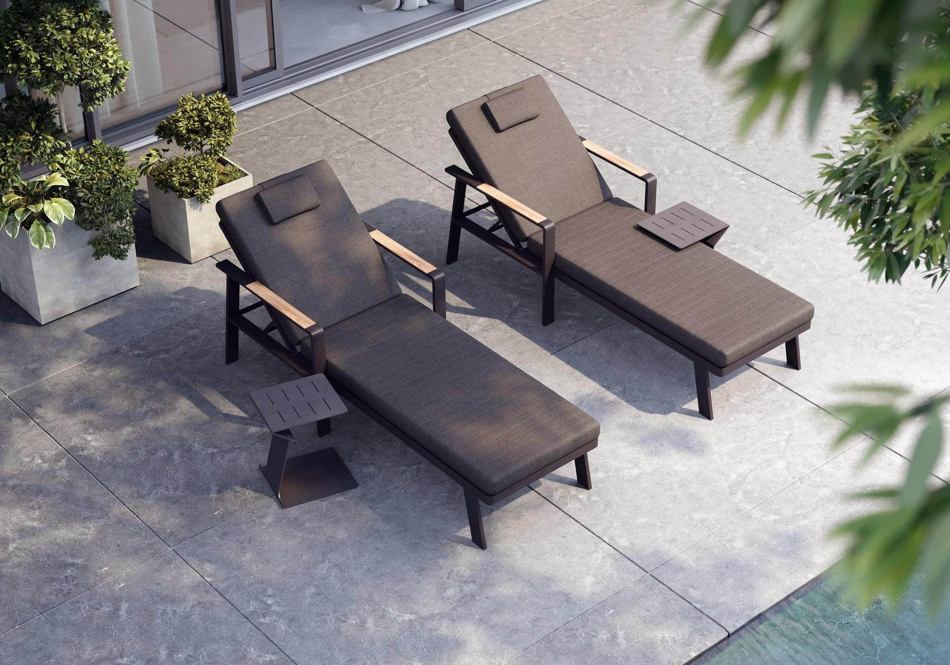 Duo de bains de soleil en aluminium haut de gamme noir avec accoudoirs, assise en tissu oléfine marron déperlant.