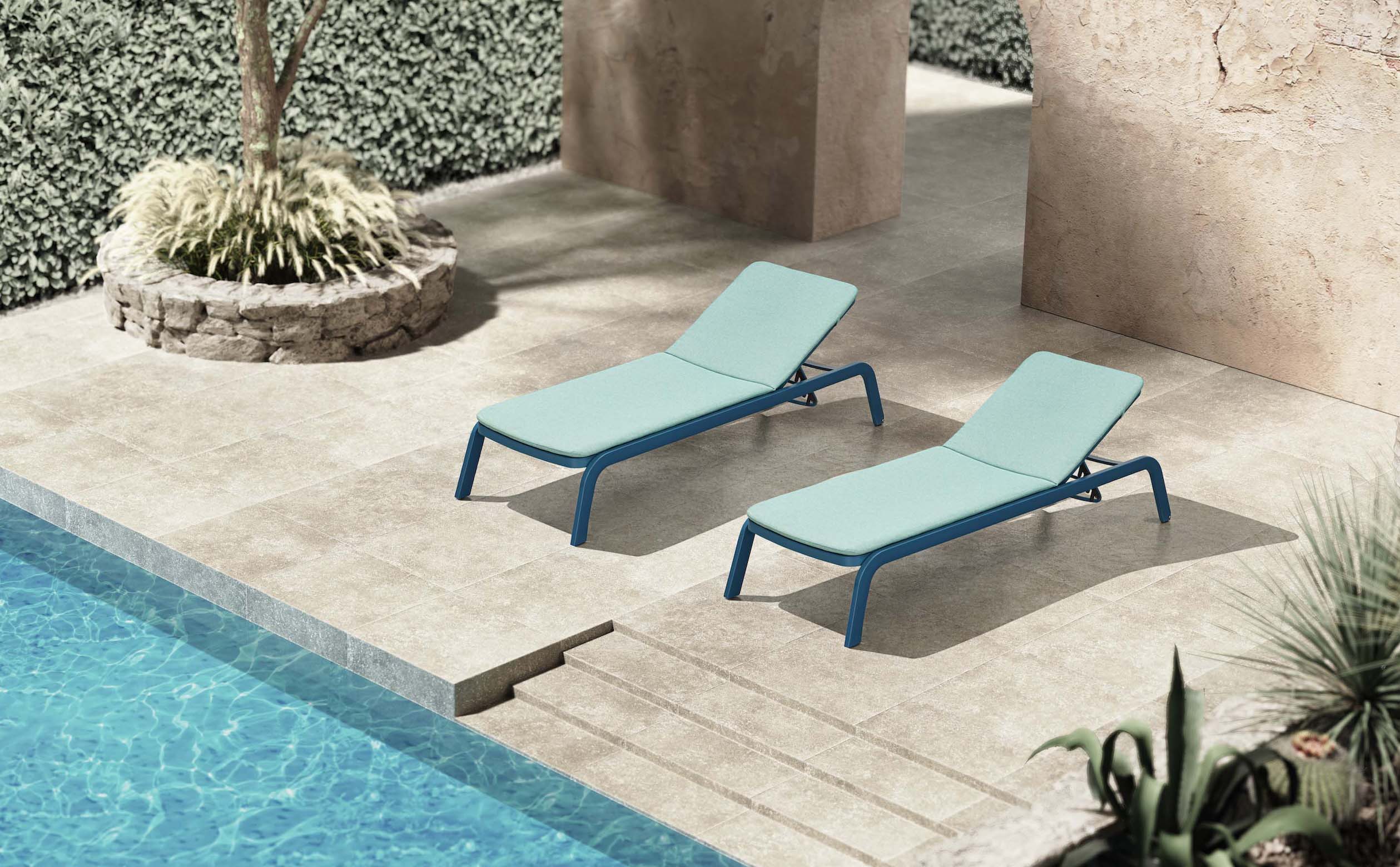 Bain de soleil extérieur bleu en aluminium haut de gamme avec peinture epoxy, design innovant et empilable, bord de piscine.