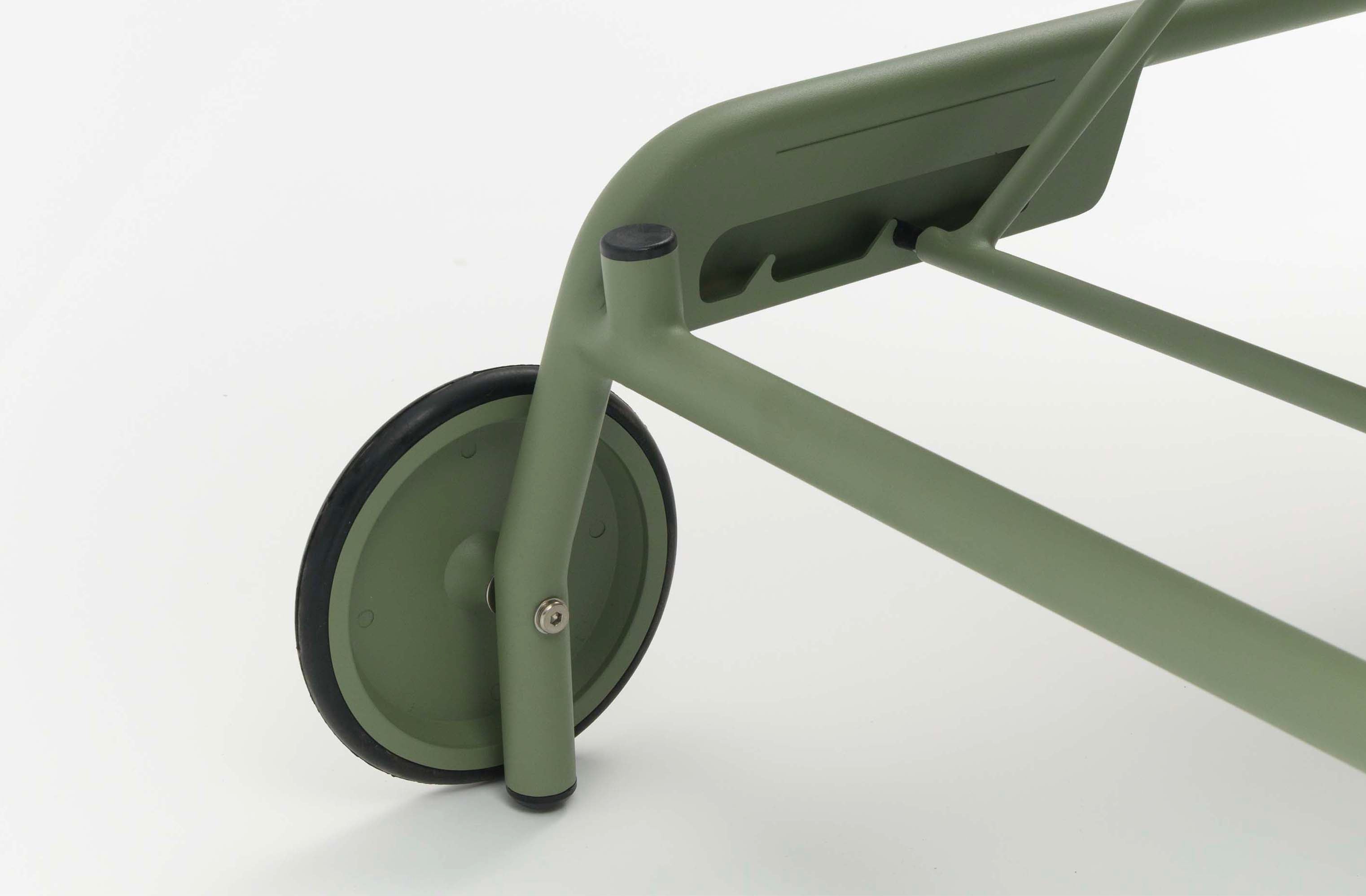 Roulette en aluminium vert mat du bain de soleil Sunny, design belge, finition haut de gamme, durable et élégant.