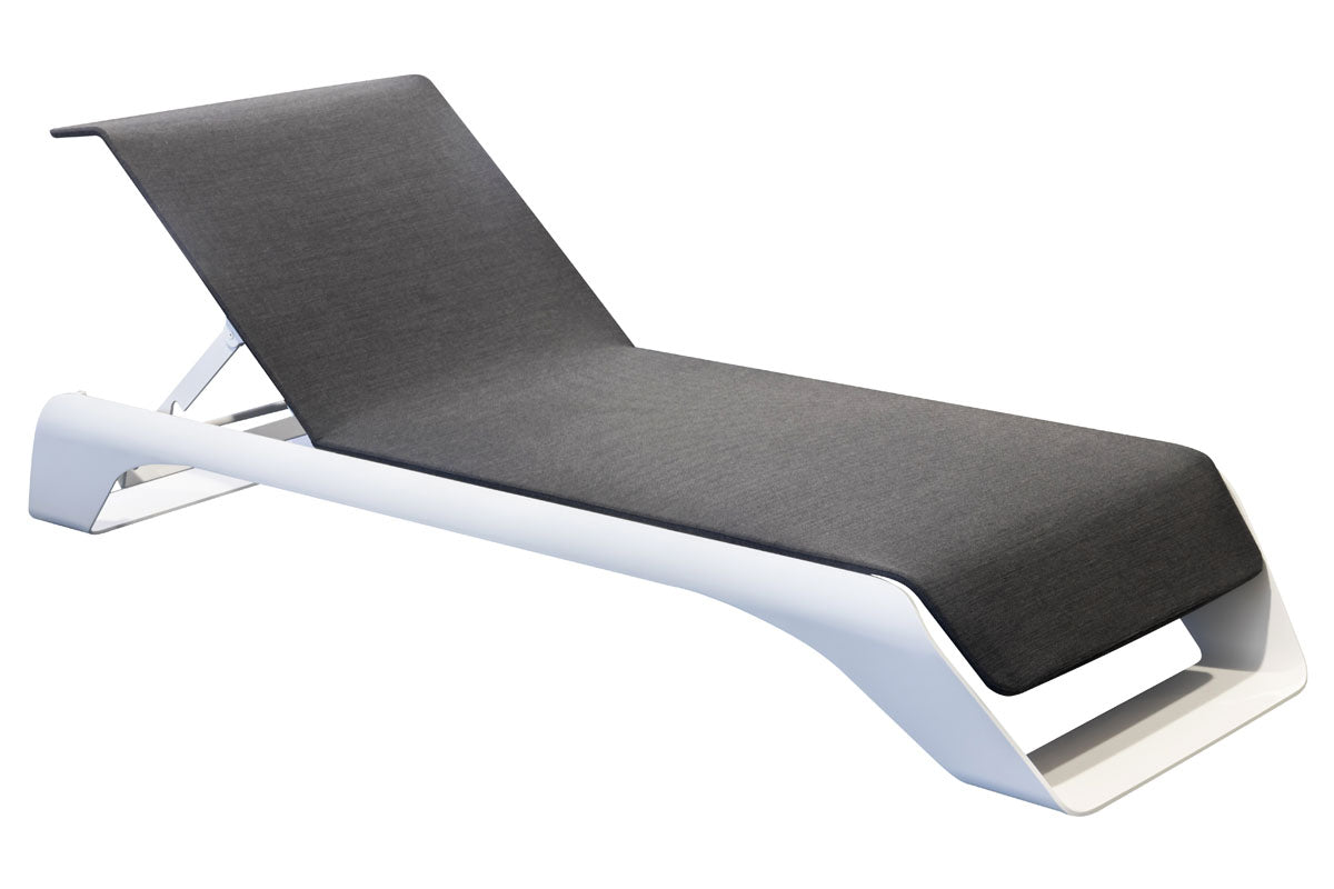 Bain de soleil blanc en aluminium avec tissu Sunbrella gris foncé et quick dry foam, design by PININFARINA aux lignes.