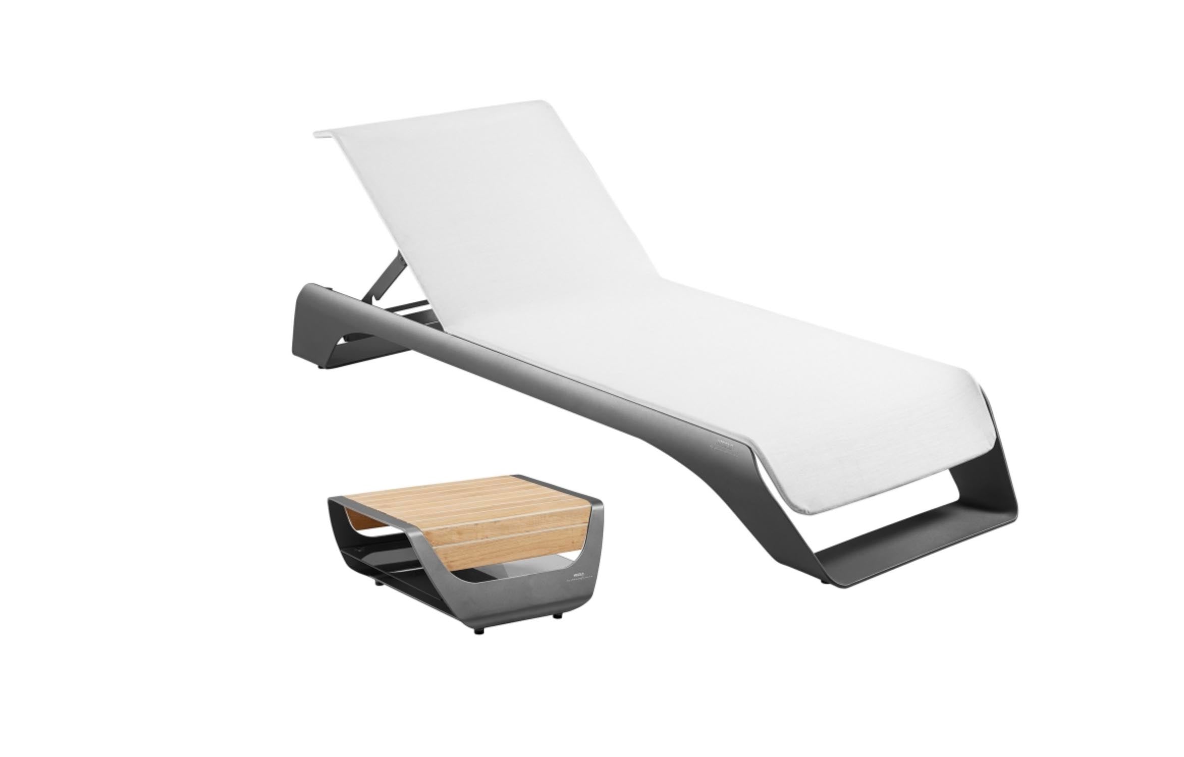 Bain de soleil luxe en aluminium avec tissu Sunbrella blanc et mousse quick dry, lignes courbées élégantes, table basse en teck et aluminium.