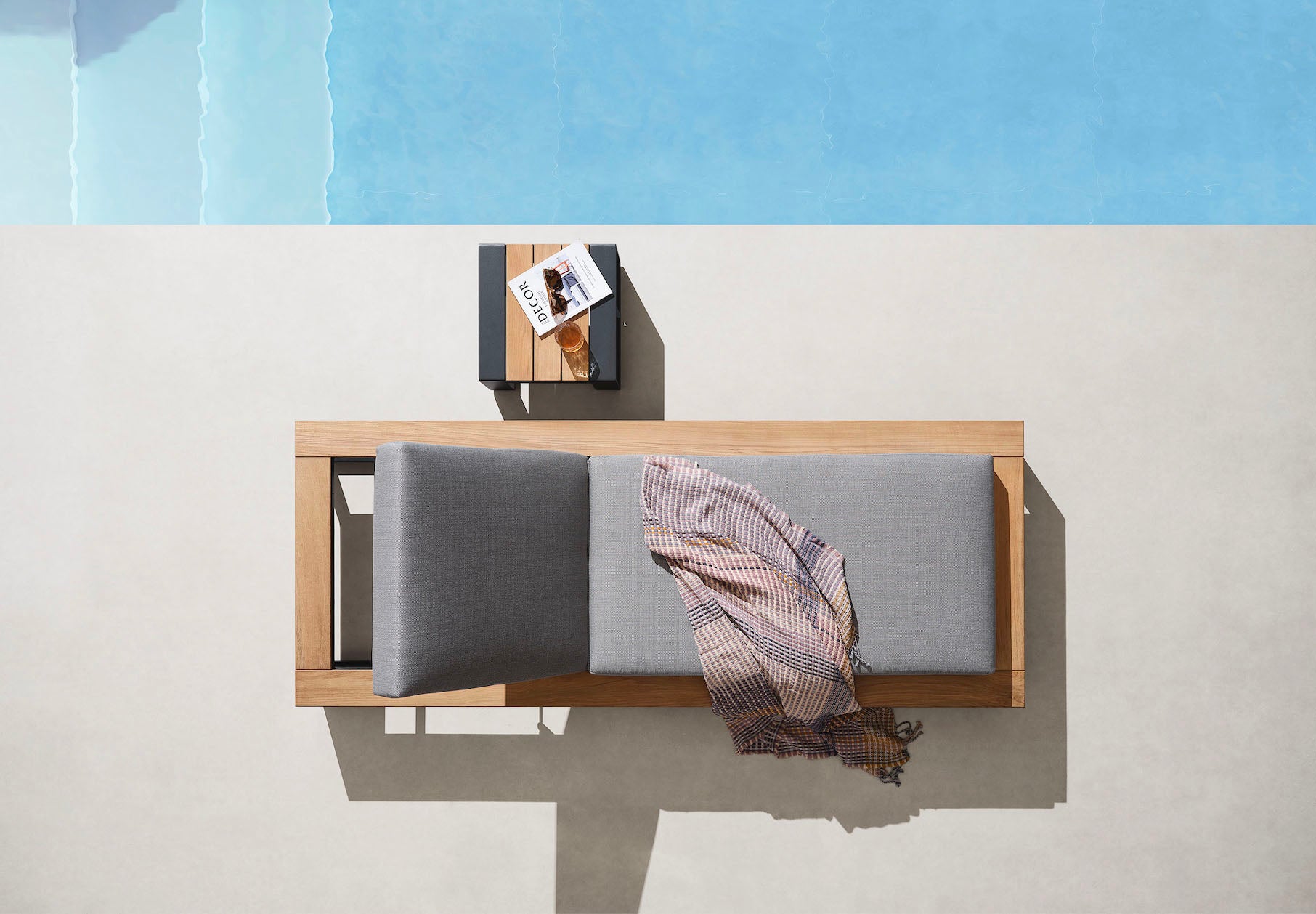Bain de soleil contemporain en Teck SFC avec structure en aluminium, coussin en tissu acrylique gris clair, déhoussable et.