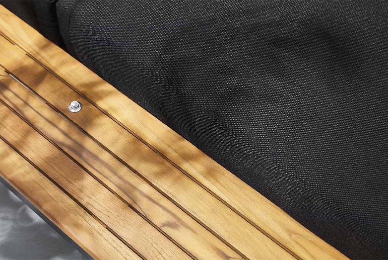 Détail d'accoudoir en teck FSC avec structure aluminium inoxydable et coussin en tissu 100% Oléfine déperlant et.