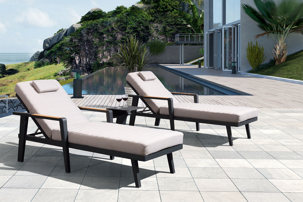 Duo bains de soleil en aluminium haut de gamme et teck FSC, coussins en tissu oléfine beige.