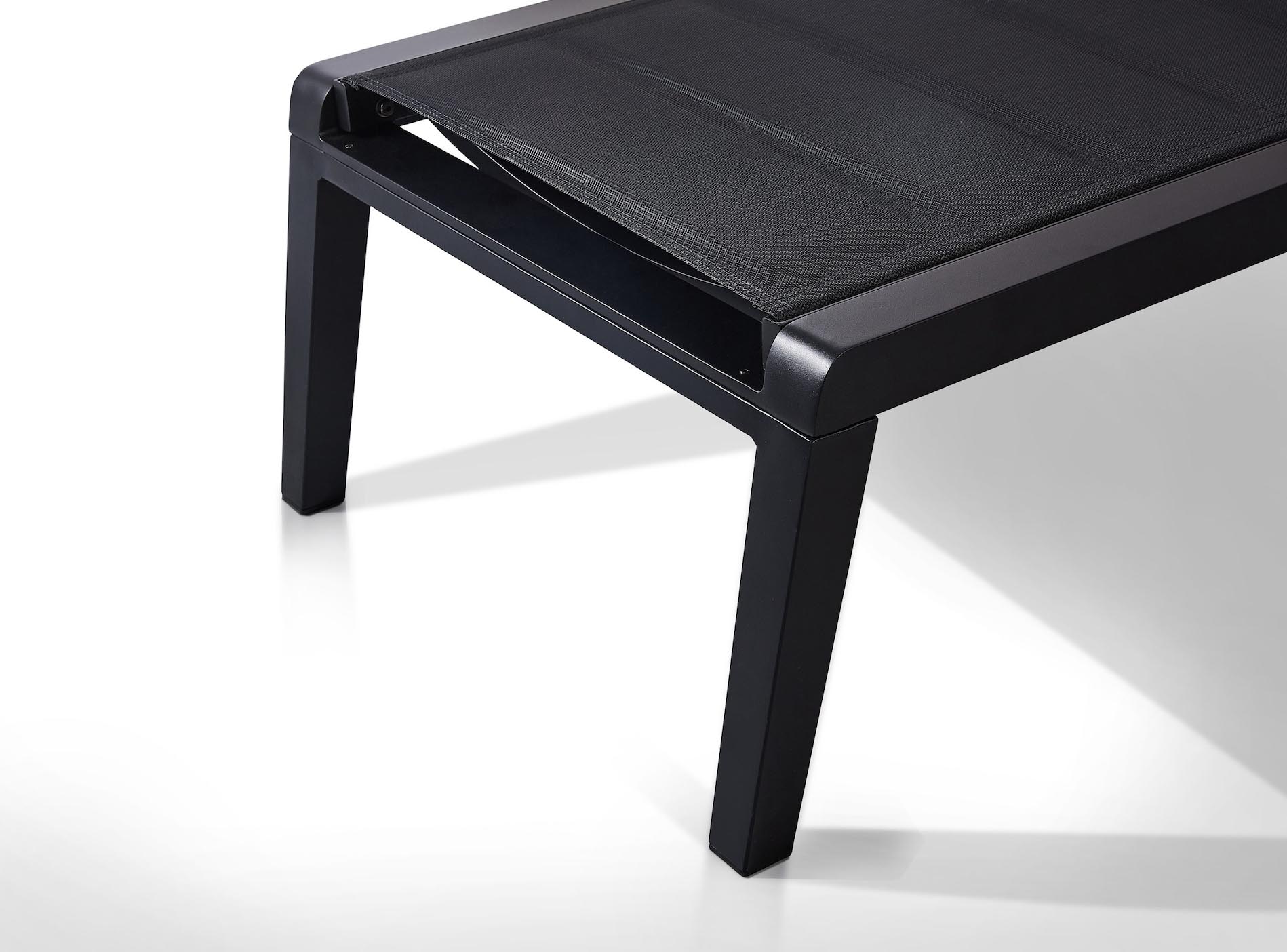 Bain de soleil empilable en aluminium haut de gamme noir mat avec tissu oléfine noir, pieds élégants et finitions en teck.