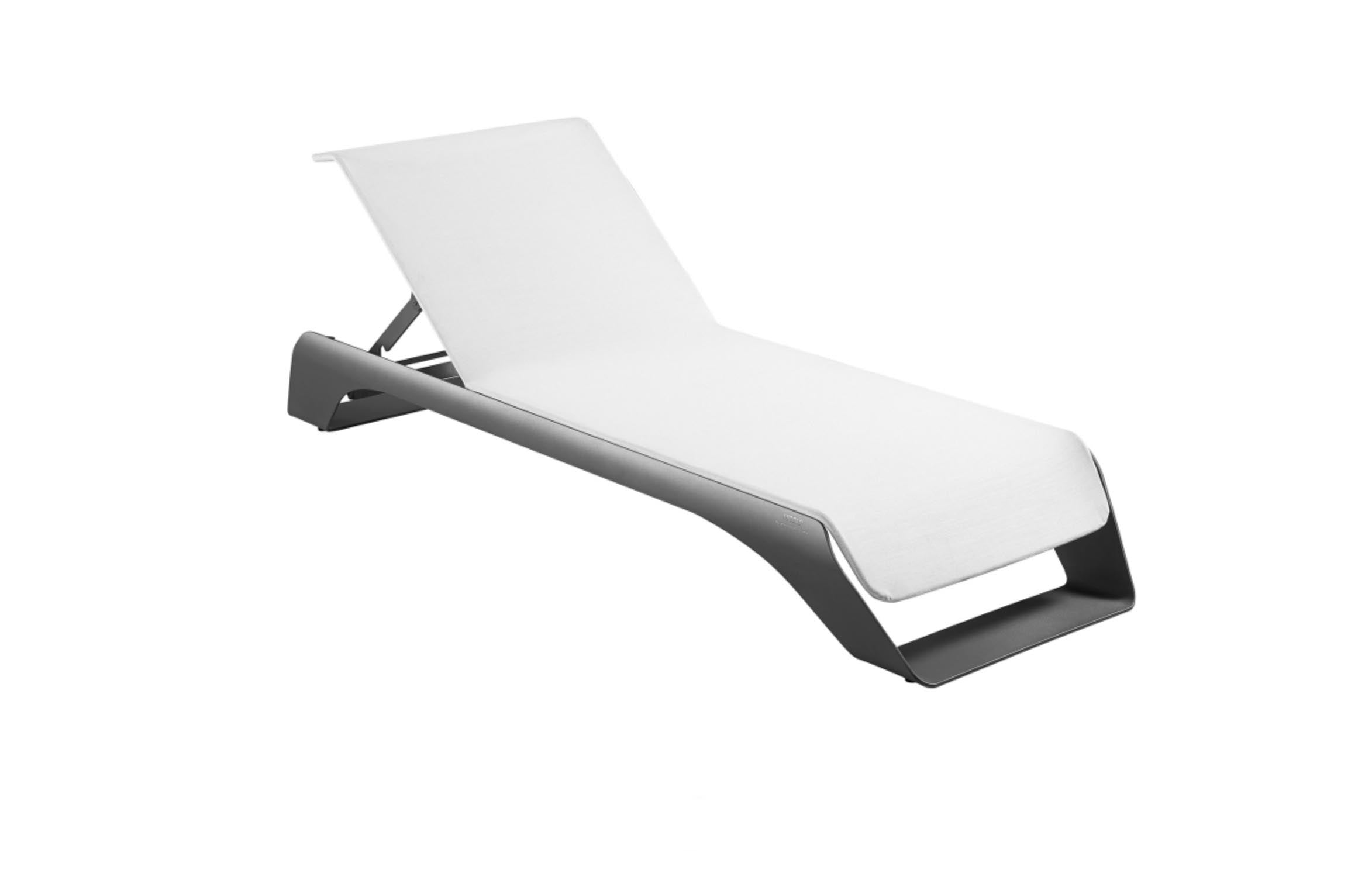 Bain de soleil en aluminium gris avec tissu Sunbrella blanc et quick dry foam, lignes courbées élégantes.