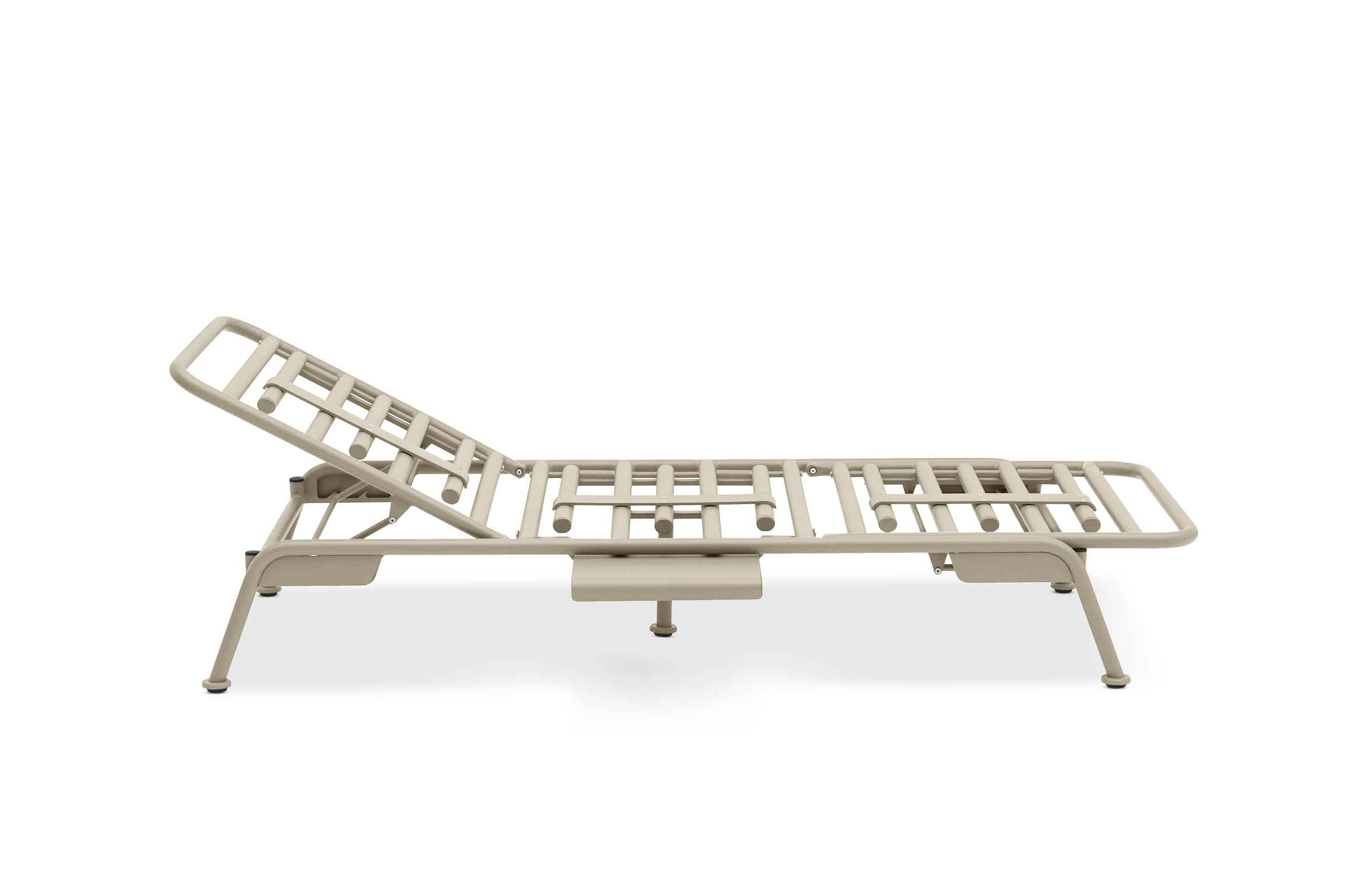 Bain de soleil modulable en aluminium beige de la collection Sunny, design belge, dossier réglable, structure élégante.