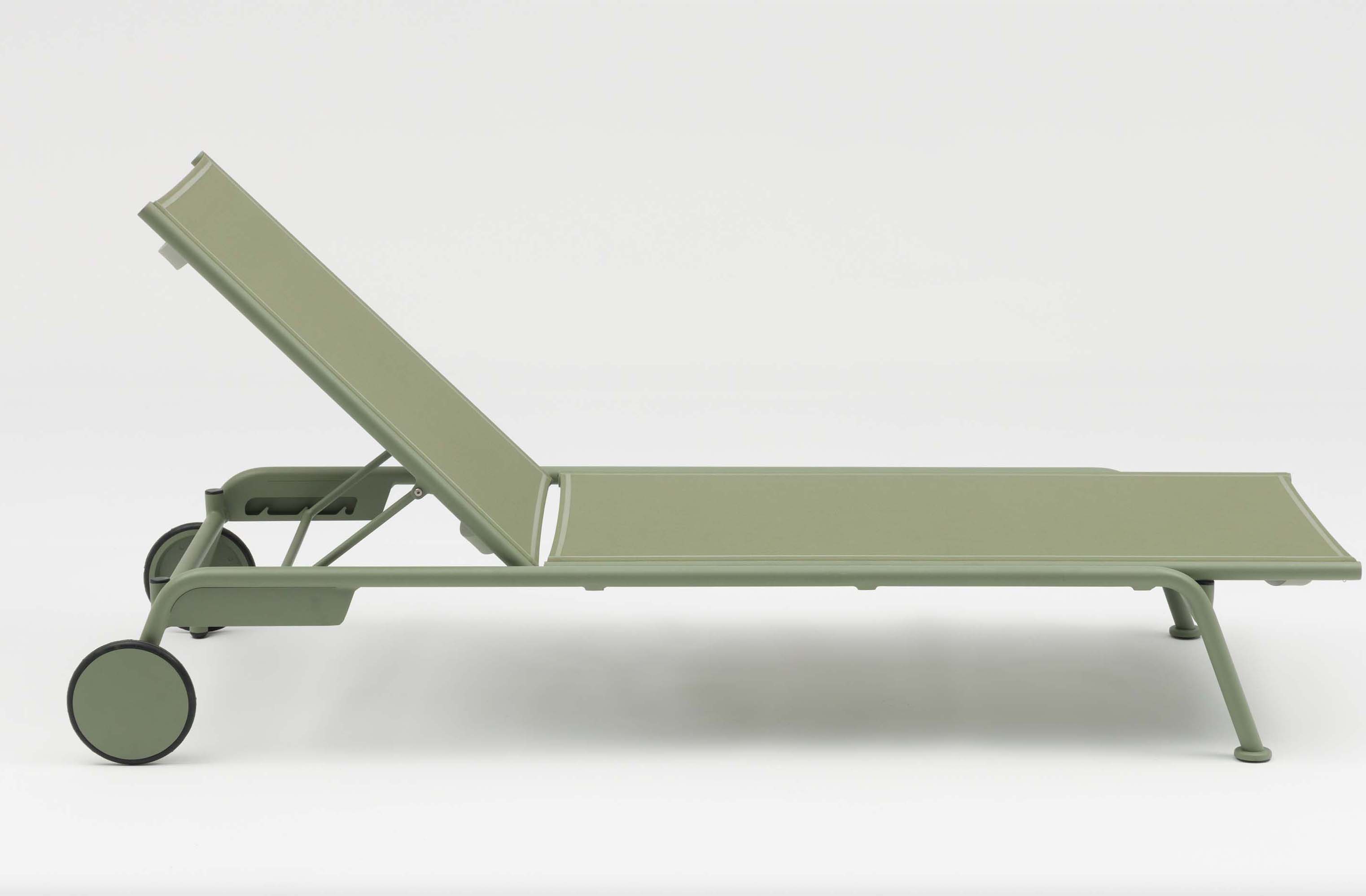 Bain de soleil vert en aluminium et textilène, dossier réglable, roulettes intégrées, design belge, élégance.