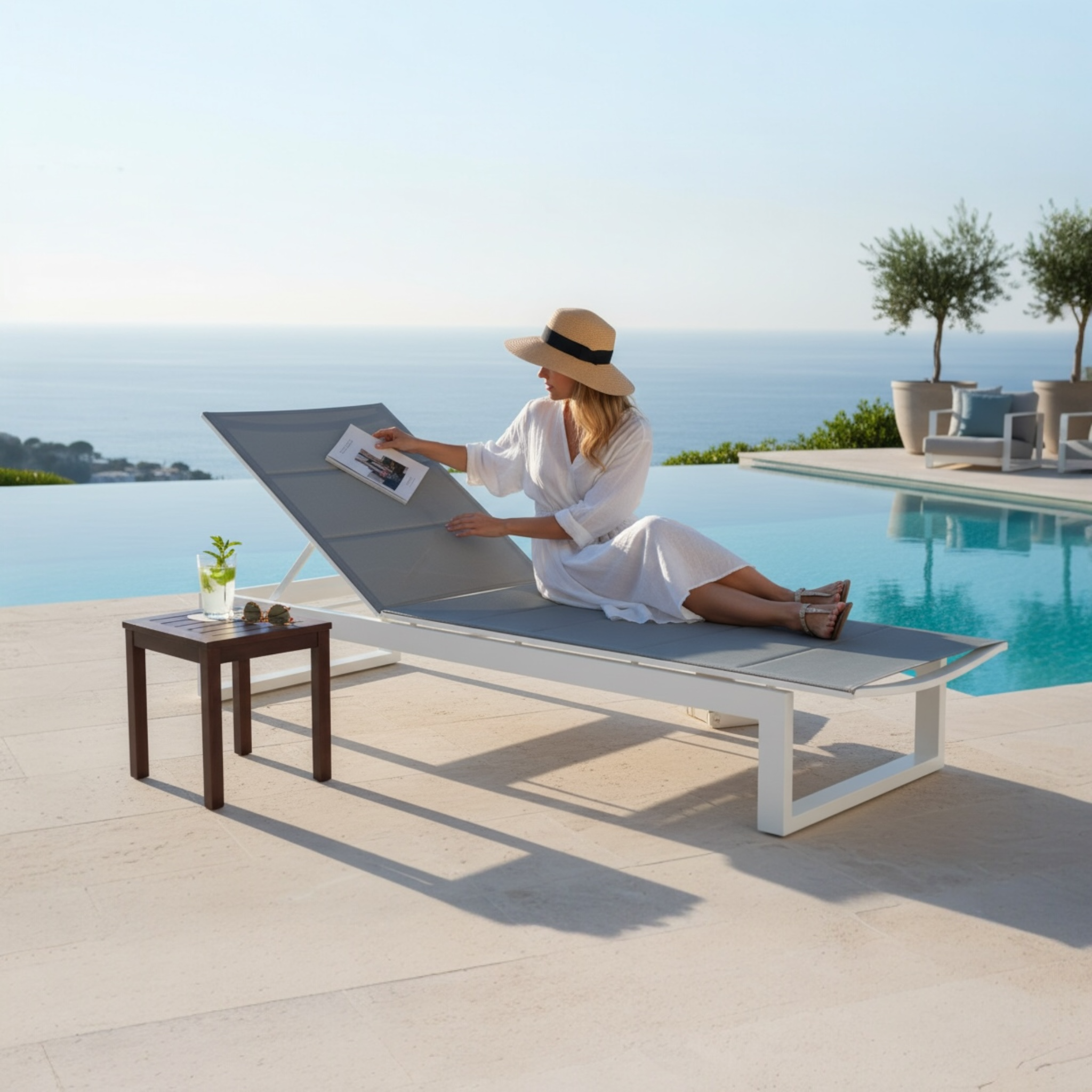 Bain de soleil en aluminium haut de gamme gris anthracite avec tissu 100% oléfine déperlant et déhoussable, design épuré.