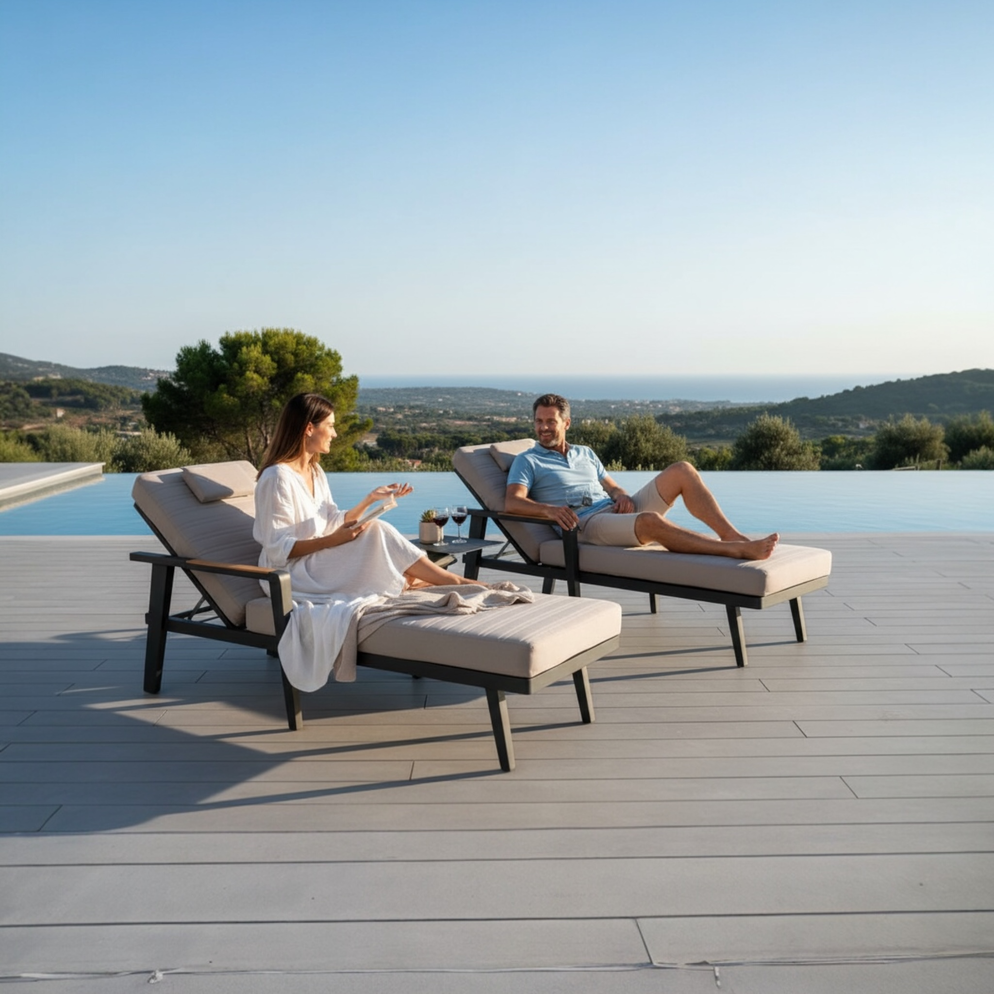 Duo bains de soleil en aluminium haut de gamme et teck FSC, design élégant méditerranéen, coussins en tissu oléfine beige.