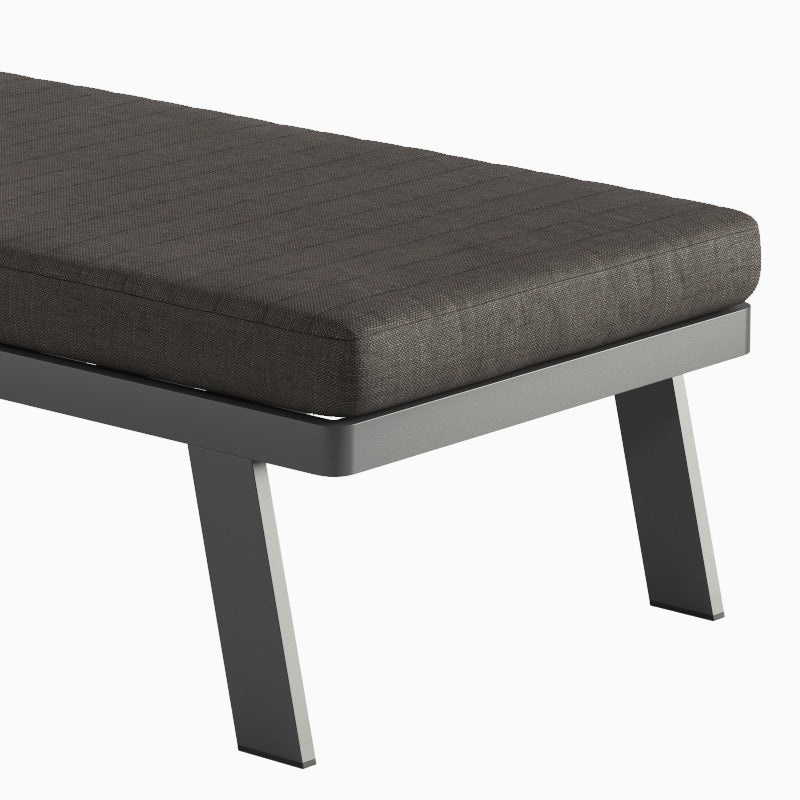 Détail d’un bain de soleil en aluminium haut de gamme gris anthracite avec matelas en tissu oléfine noir, finition luxe.