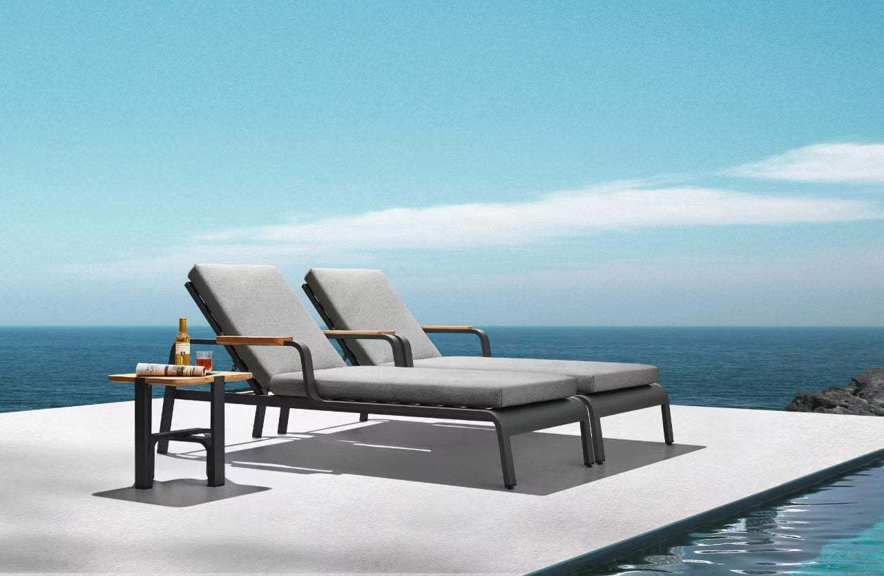 Bain de soleil double en aluminium gris anthracite avec accoudoirs en teck FSC, coussins textilène gris clair, design haut.