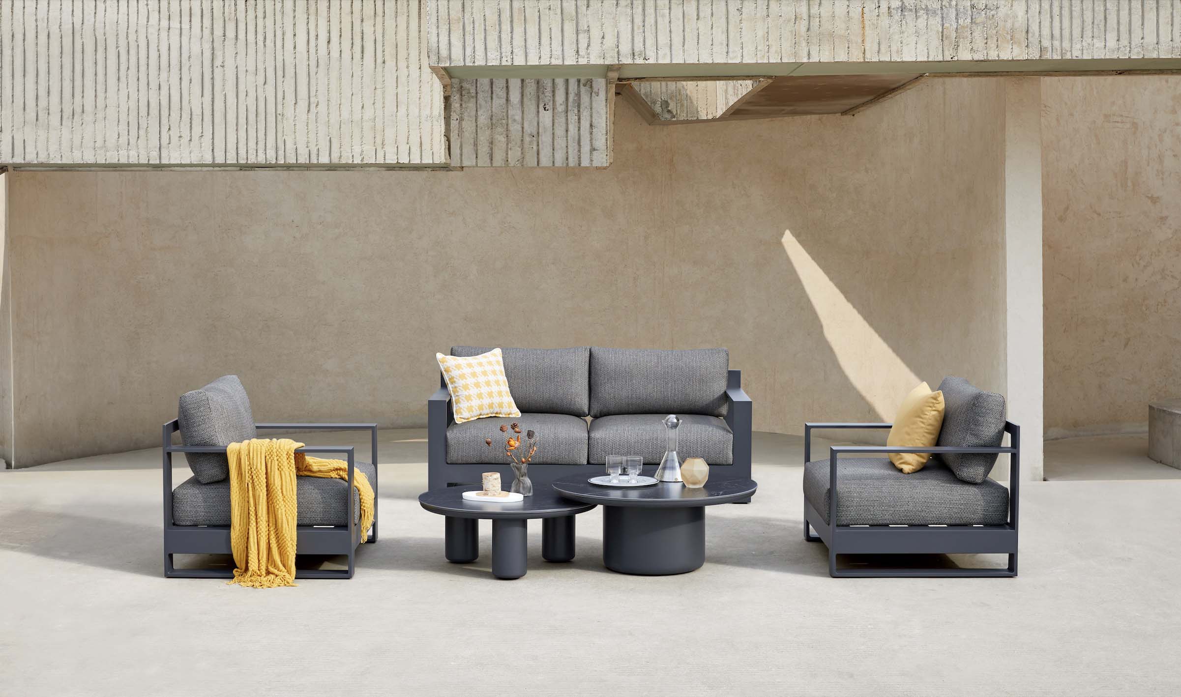 Canapé 2 places en aluminium haut de gamme noir, tissu oléfine Sunproof gris, design contemporain modulable, coussins.