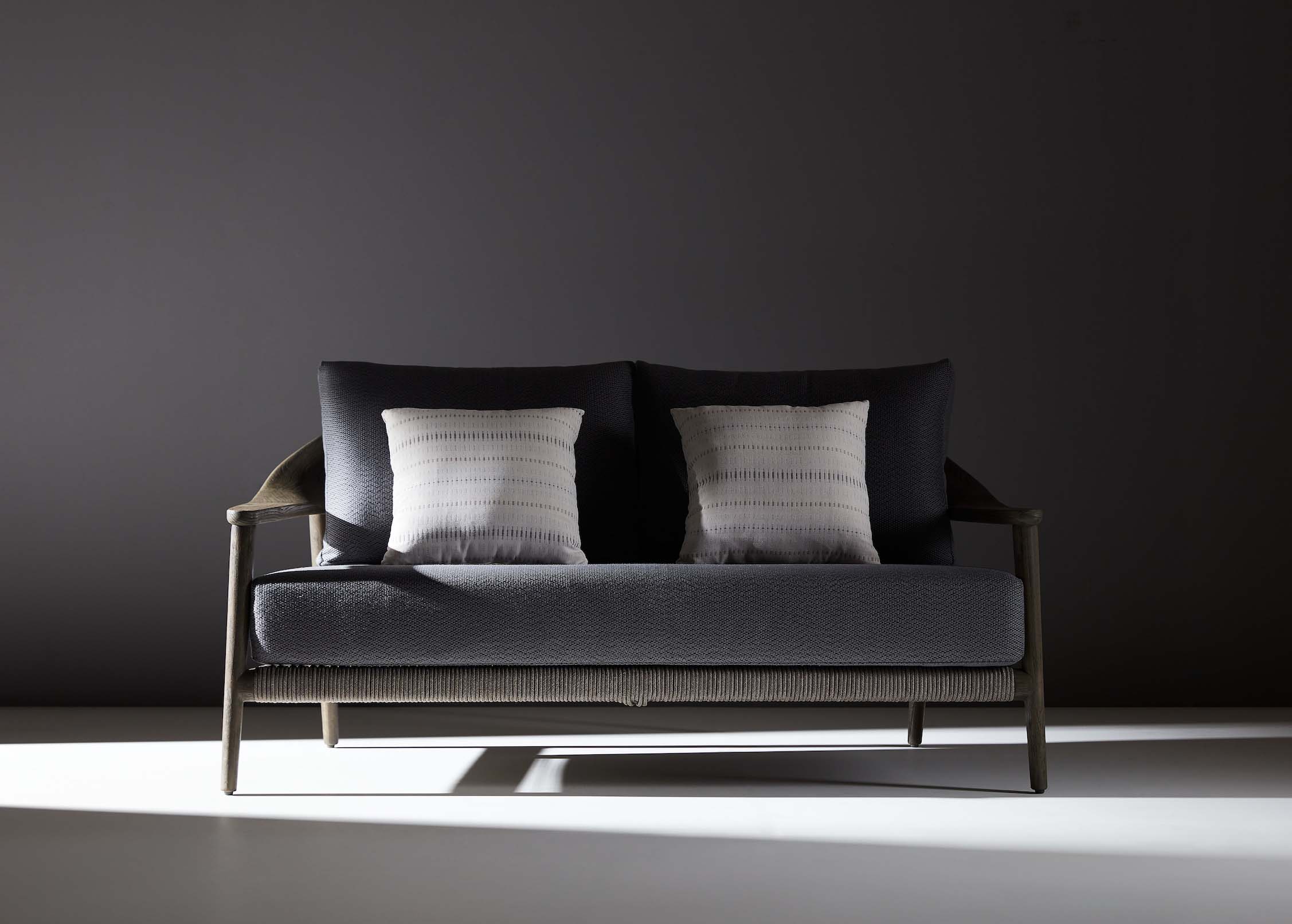 Canapé 4 places en teck FSC massif luxueux, structure en corde tressée, coussins gris foncé avec Mousse Quick Dry Foam.