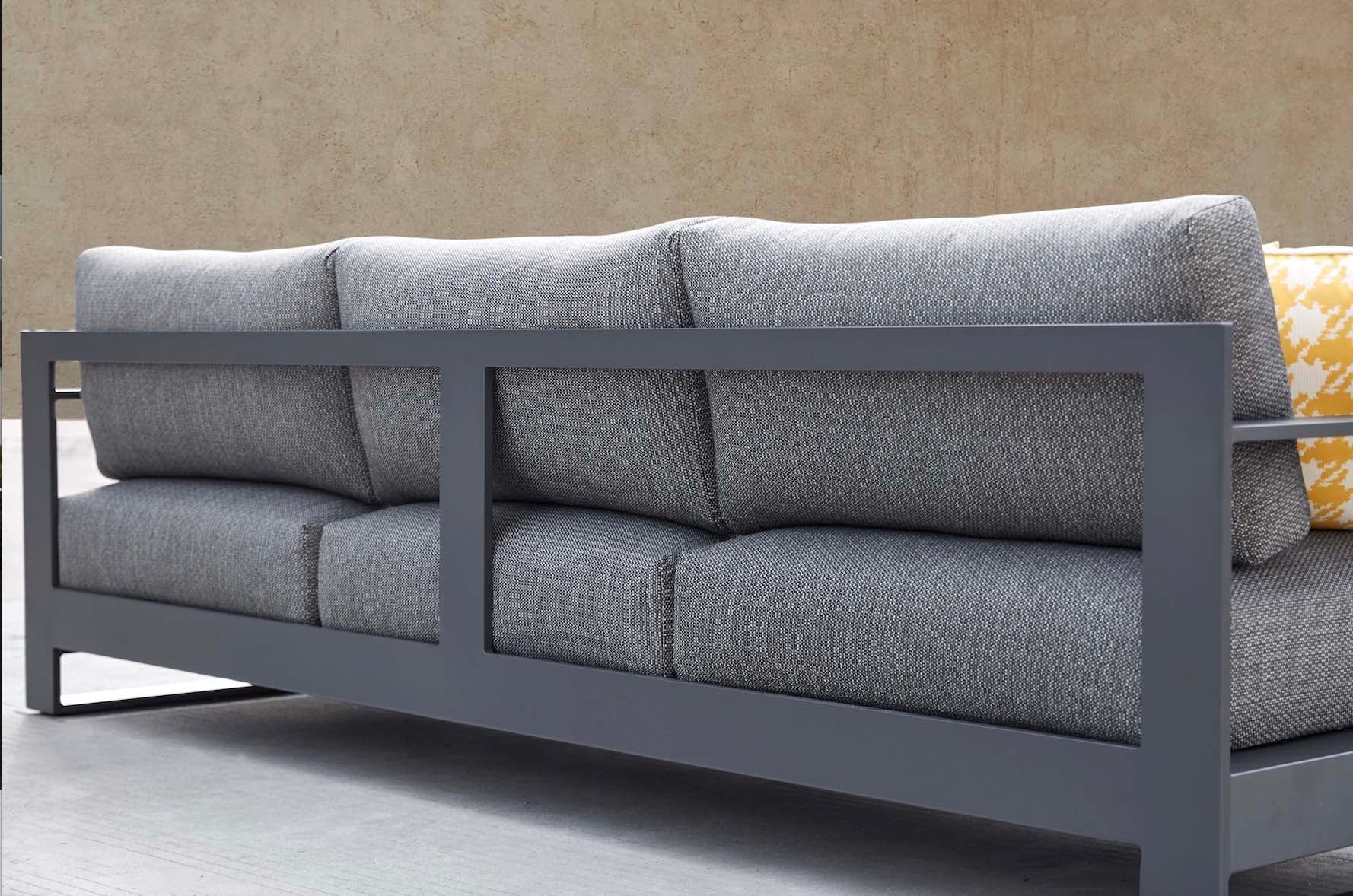 Canapé 3 places noir en aluminium haut de gamme avec tissu oléfine Sunproof gris, design contemporain et conception premium.