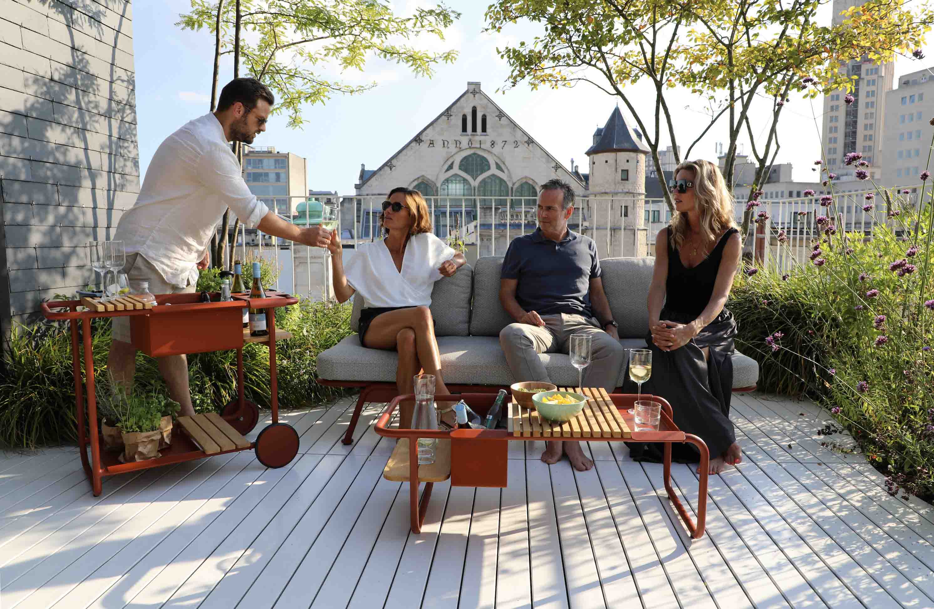 Salon de jardin modulable Collection Sunny en aluminium terracotta, design belge élégant, luxe méditerranéen avec canapé-lit.