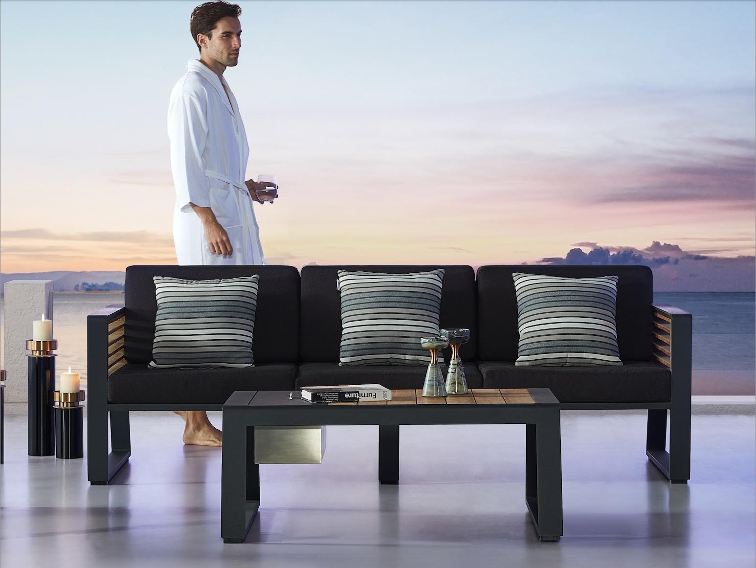 Canapé 3 places en aluminium avec accoudoirs en Teck FSC, coussins déhoussables et déperlants en tissu 100% Oléfine, design.