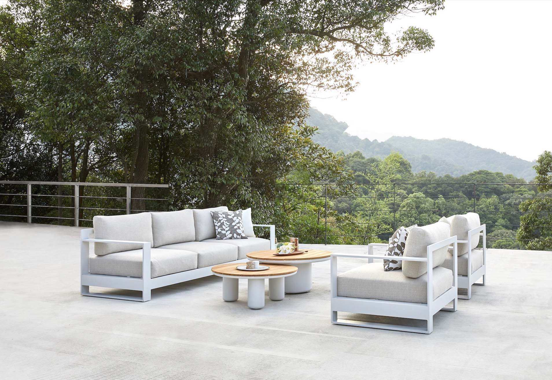 Salon modulable en aluminium haut de gamme blanc avec coussins en tissu oléfine Sunproof clair, design premium élégant.