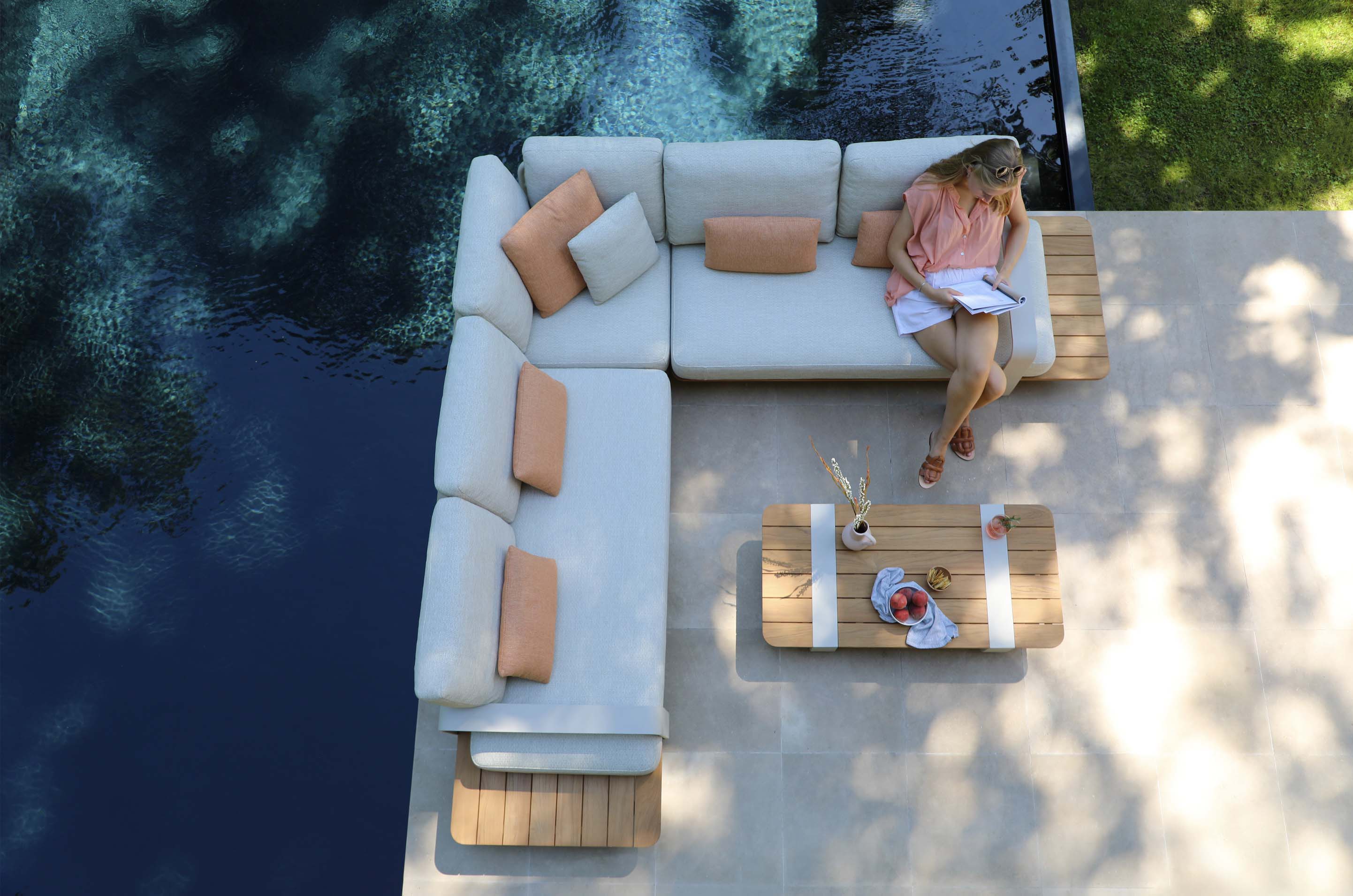 Salon de jardin d'angle en aluminium design avec assises en tissu 100% Sunproof Oléfine beige, coussins.