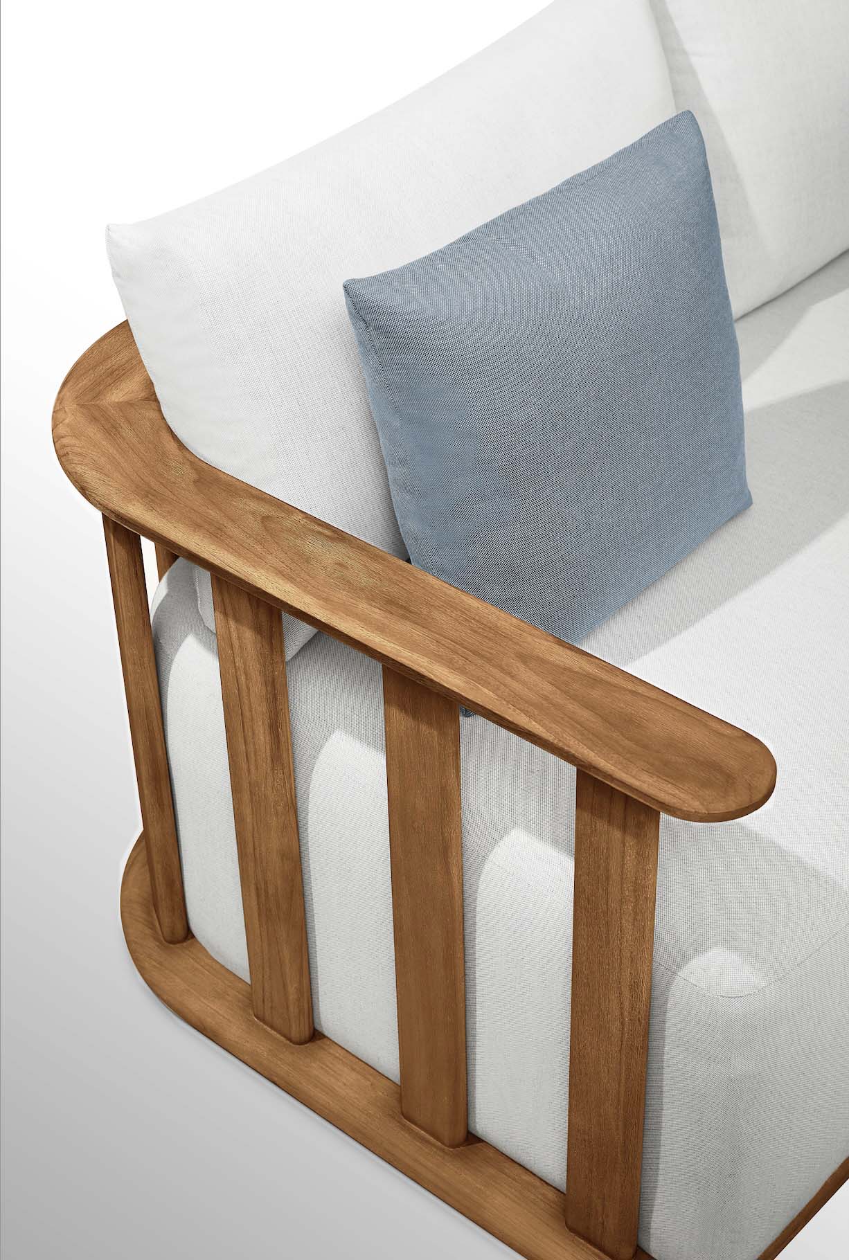 Détail accoudoir en teck FSC massif, finition lisse et noble, coussin en tissu acrylique déperlant, housse déhoussable.