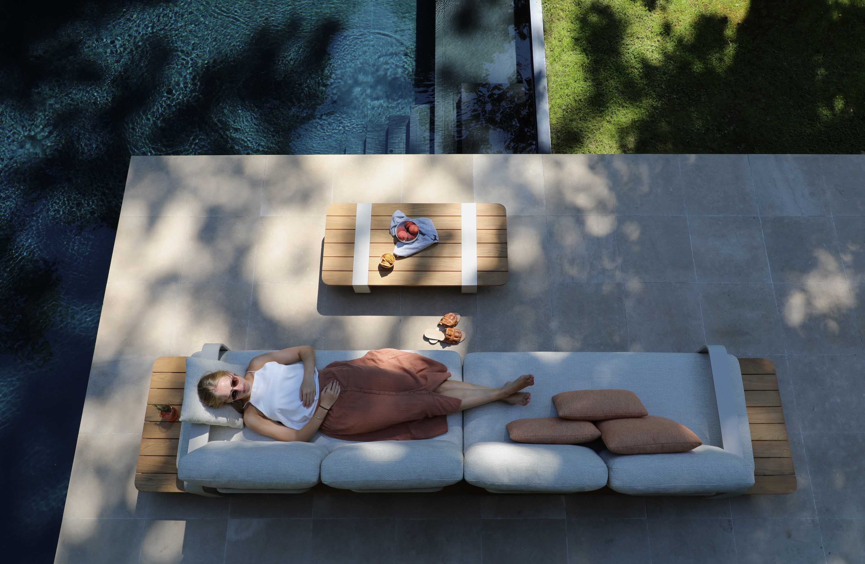 Salon de jardin luxe en aluminium design et teck FSC, coussins en tissu 100% Sunproof Oléfine, ambiance méditerranéenne.