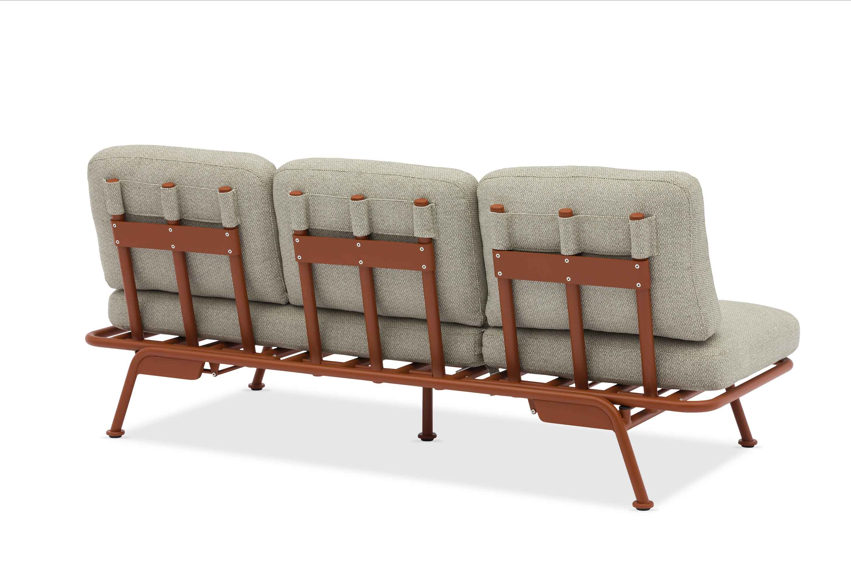 Salon modulable Sunny en aluminium terracotta, coussins beiges doux avec dossier pliable, design belge alliant luxe et innovation.