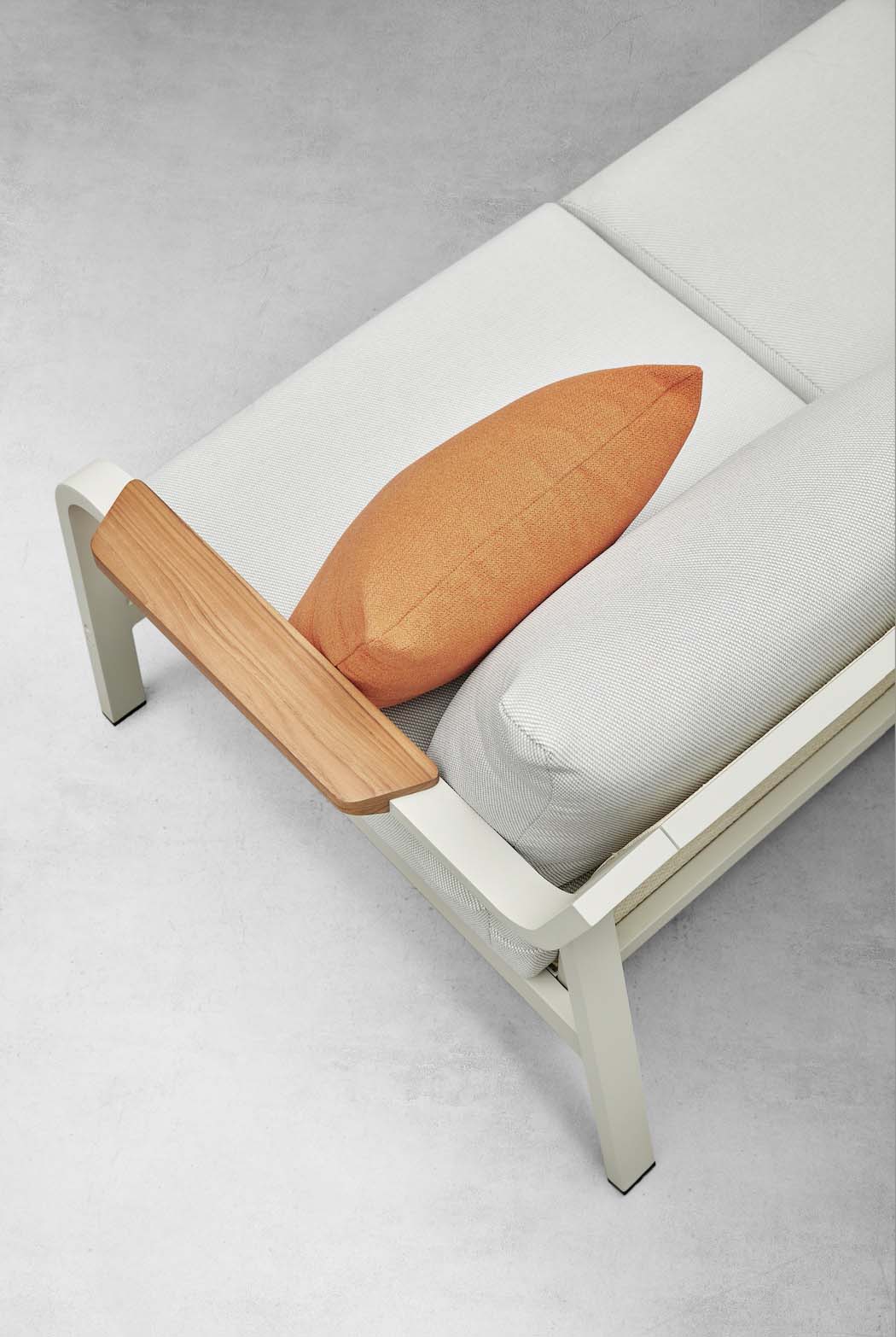Canapé d'angle extérieur en aluminium haut de gamme avec accoudoir en teck FSC, coussin épais blanc et coussin décoratif.