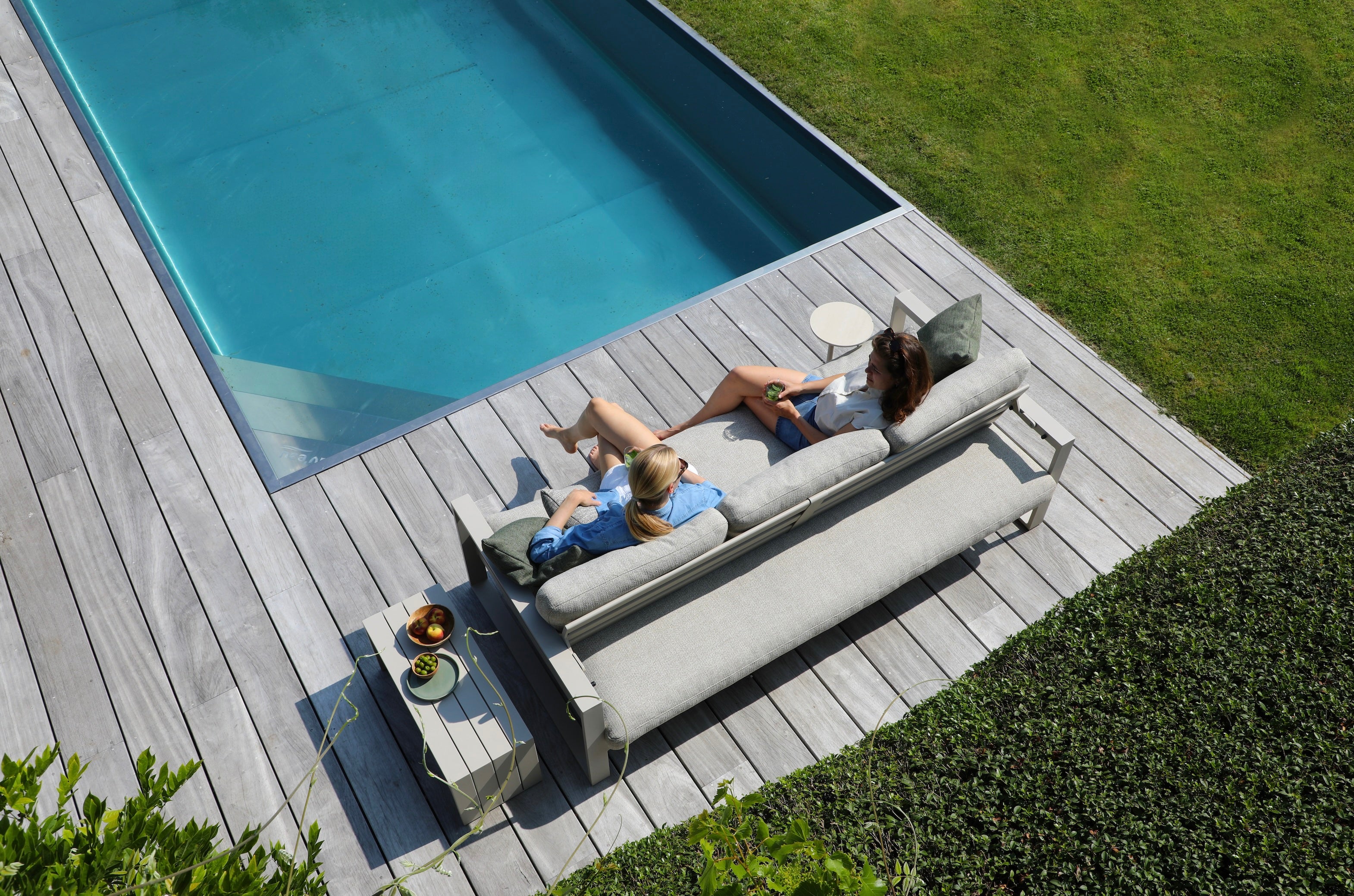 Canapé de jardin modulable en aluminium inoxydable avec coussins déhoussables et déperlants, design épuré méditerranéen.