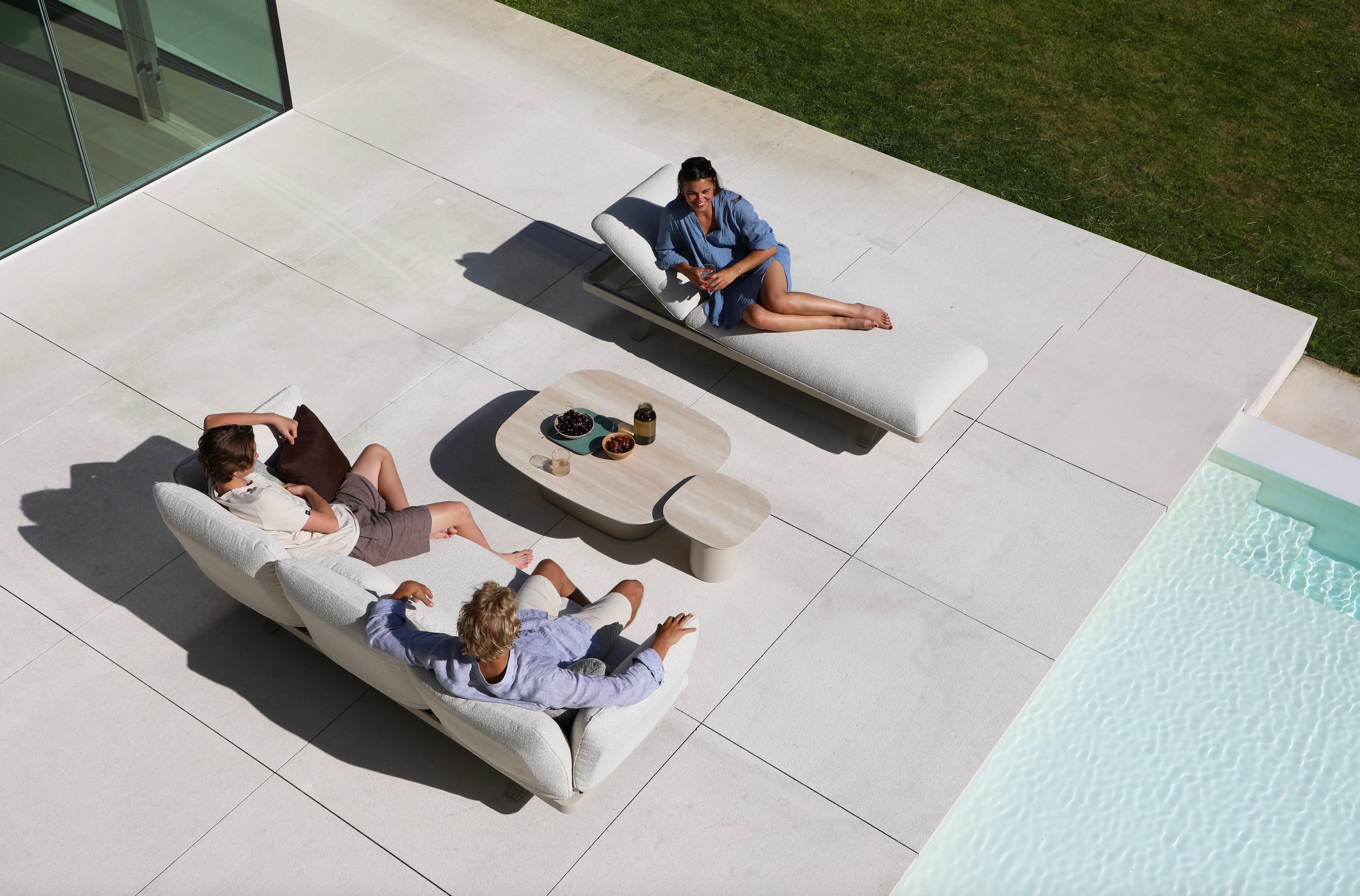 Salon de jardin d’angle modulable en aluminium inoxydable blanc mat, coussins déhoussables et déperlants beige clair, table.
