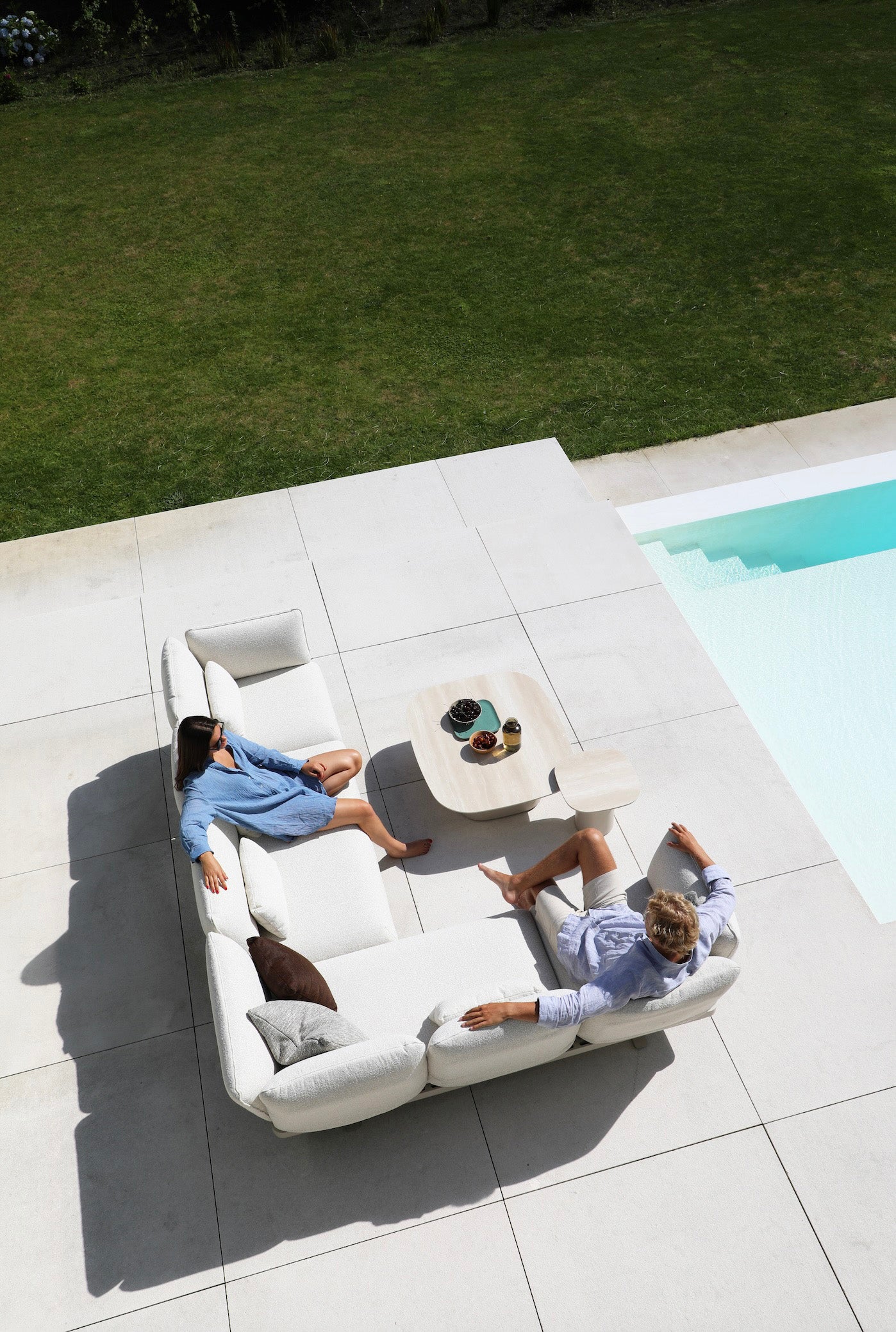 Salon de jardin d’angle modulable en aluminium inoxydable blanc, coussins déhoussables et déperlants gris clair, table.