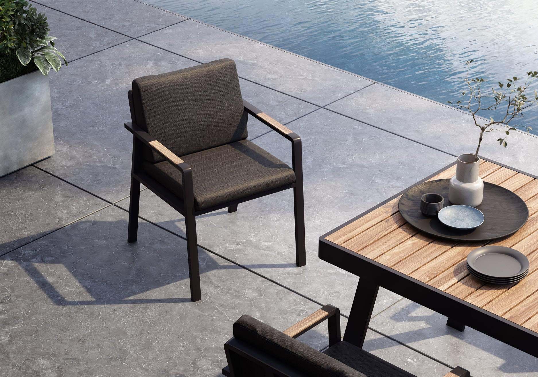Fauteuil en aluminium haut de gamme noir avec accoudoirs en teck FSC, coussin en tissu oléfine marron, housse déperlante.