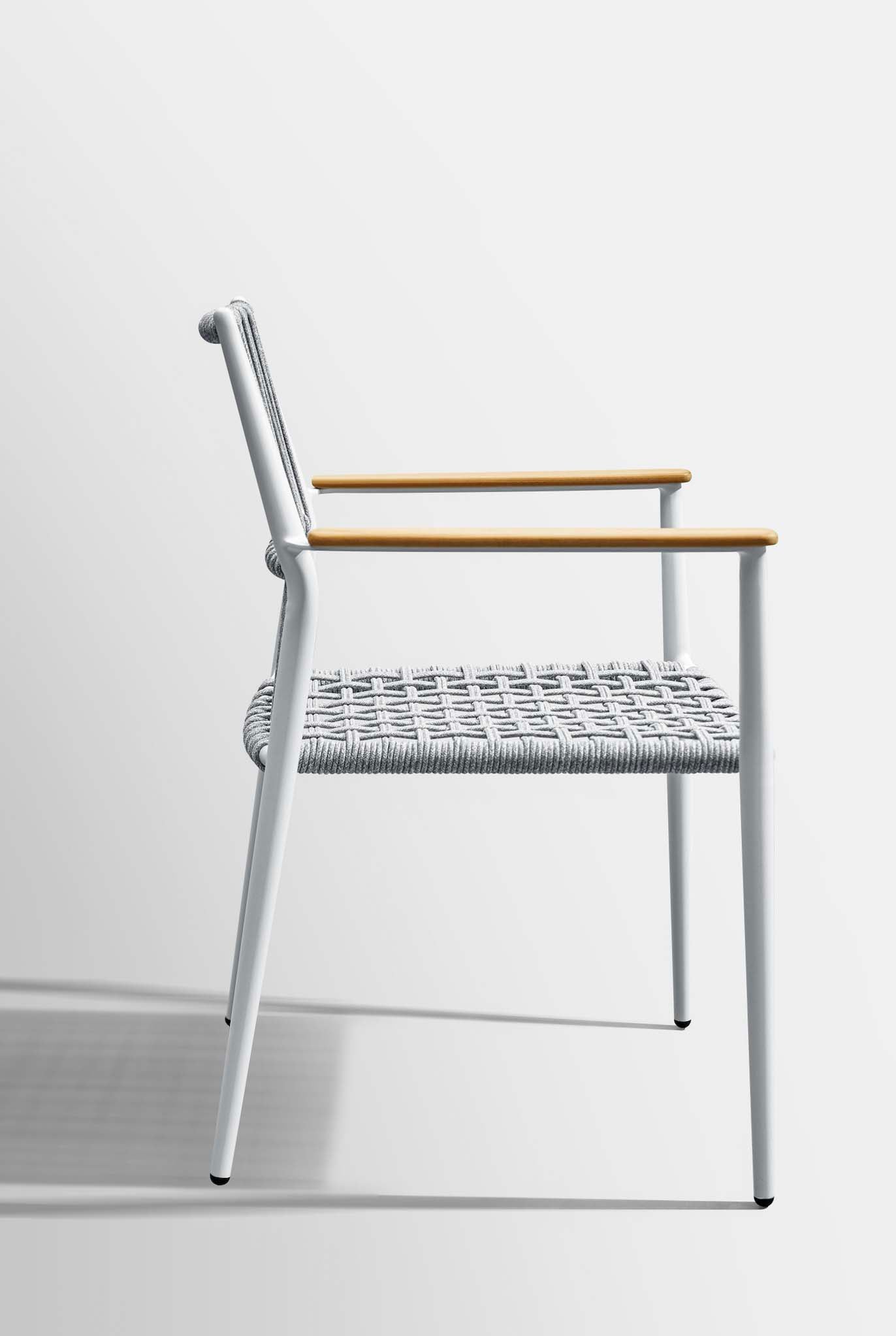 Chaise de terrasse bistrot haut de gamme en aluminium blanc avec assise tressée et accoudoirs en bois, design élégant.