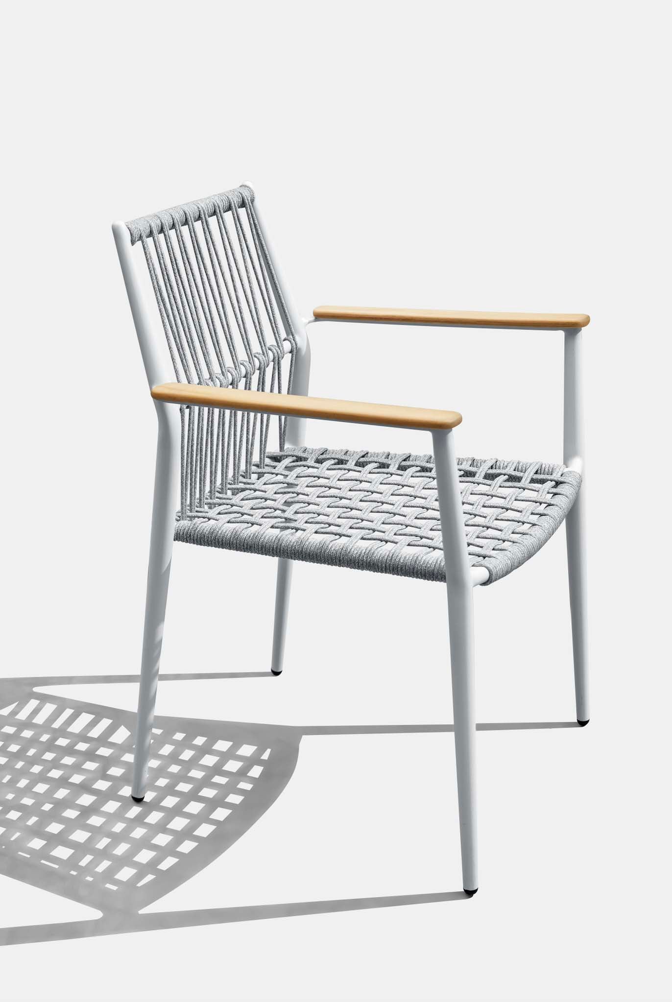Chaise de terrasse restaurant en aluminium blanc, design haut de gamme avec accoudoirs en bois clair, style bistrot élégant.