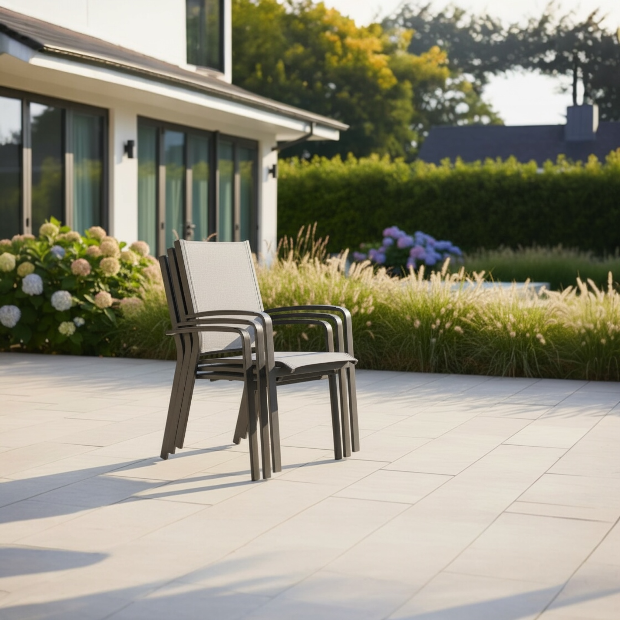 Jolies chaises de jardin empilables en aluminium gris anthracite avec toile en textilène grise.