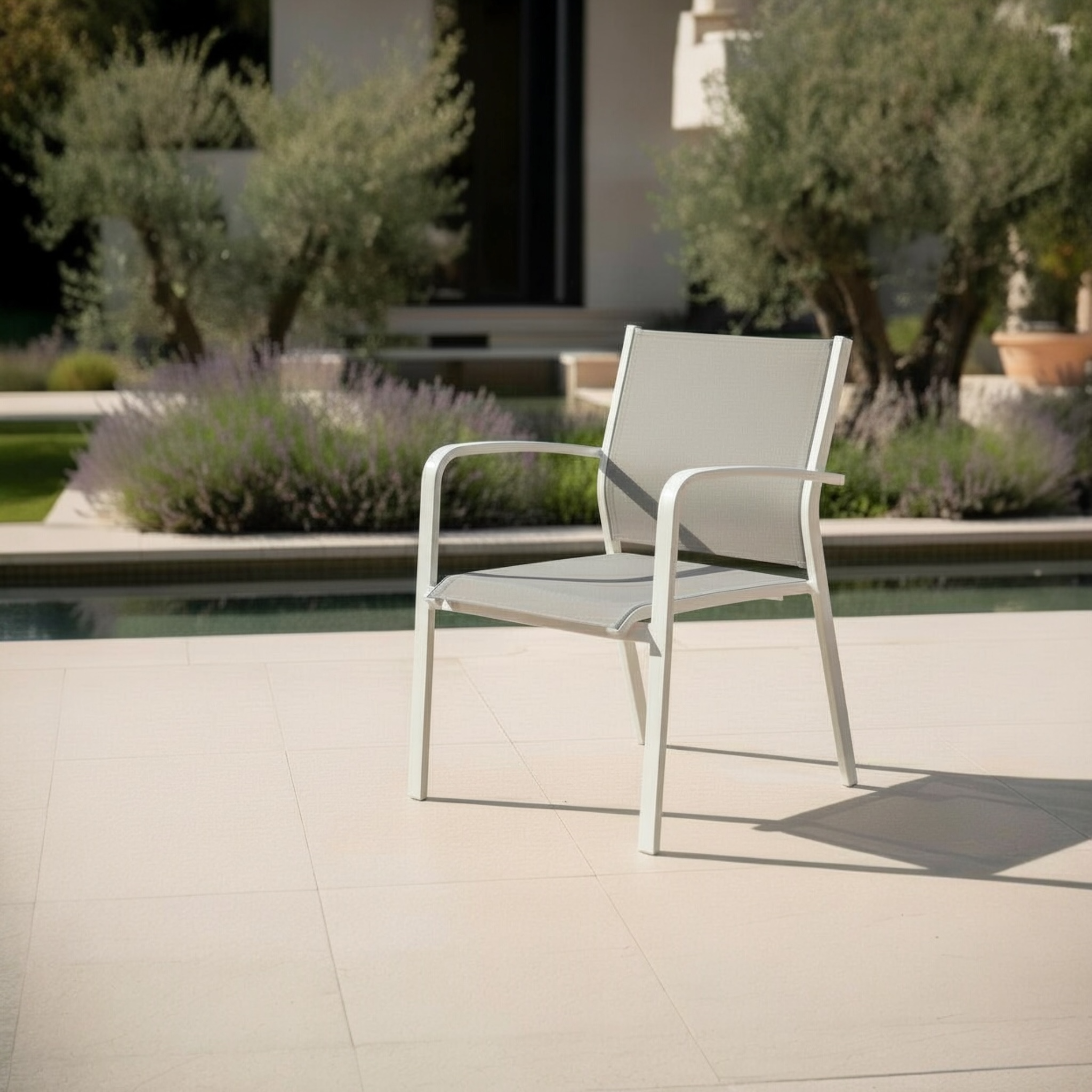 Chaise avec accoudoir en aluminium blanc et textilène gris