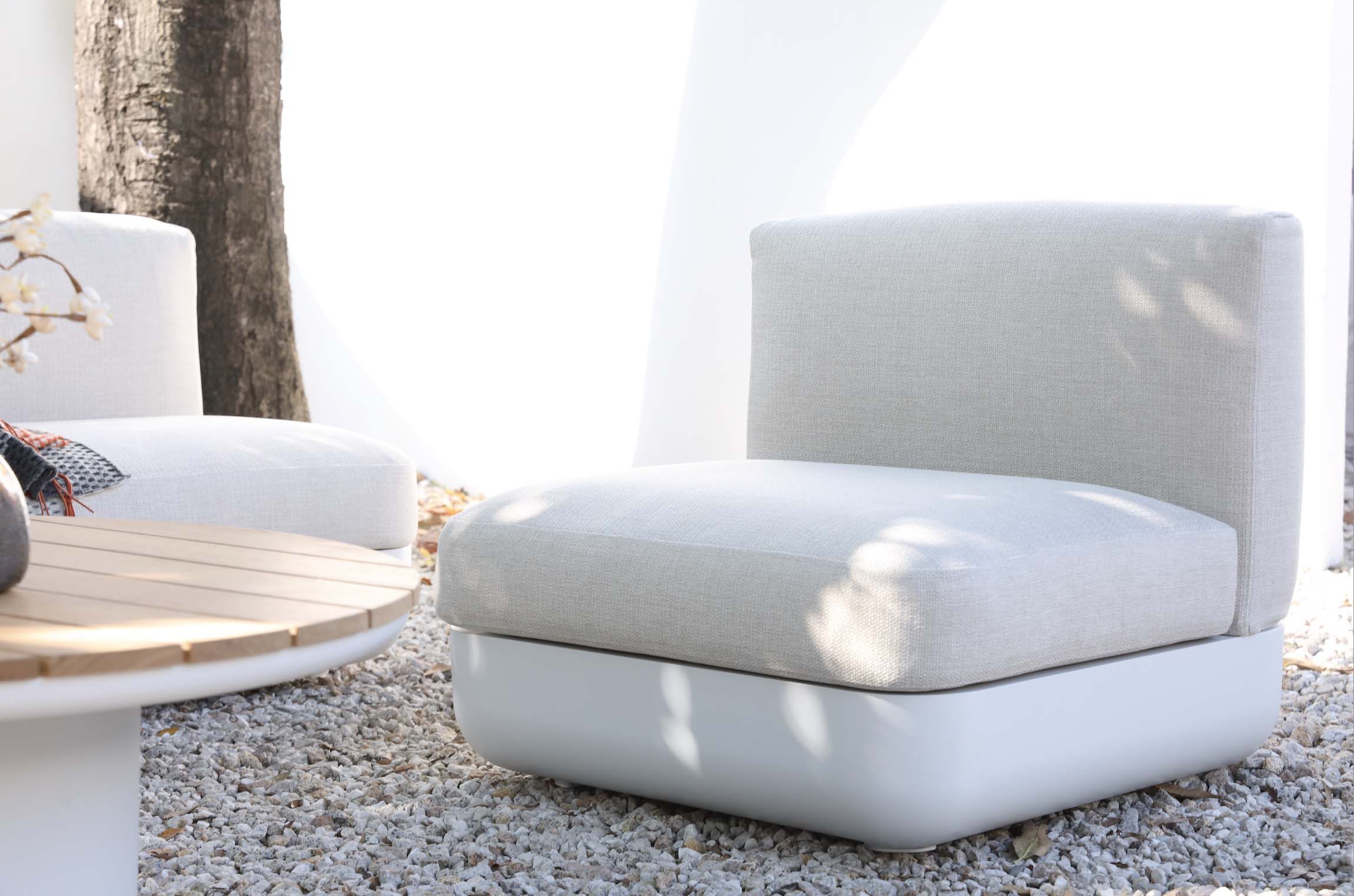 Fauteuil bas en aluminium haut de gamme blanc avec peinture époxy, coussin épais SUNPROOF beige, structure généreuse.