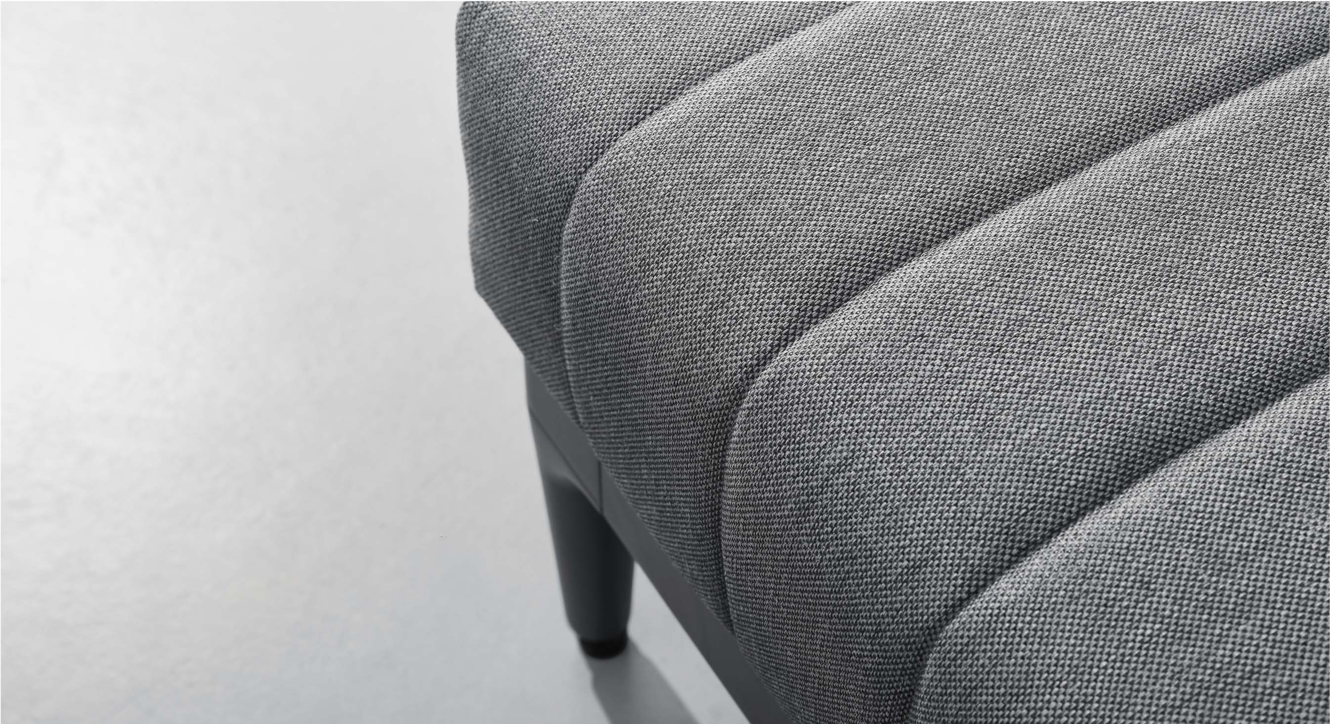 Canapé d'angle haut de gamme avec structure aluminium inoxydable, assise en tissu 100% Oléfine gris, manchettes épaisses,.