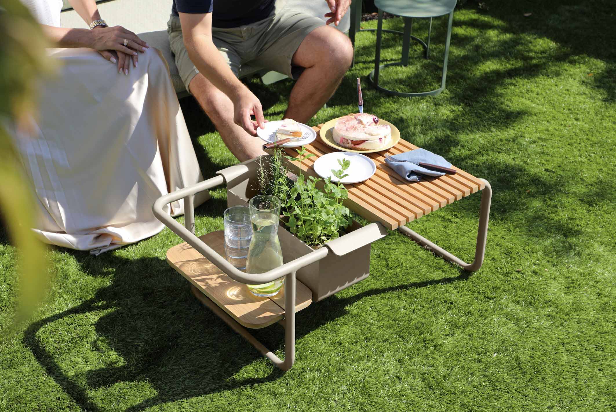 Salon de jardin Sunny modulable en aluminium beige, design belge avec plateau bois naturel, élégance méditerranéenne.